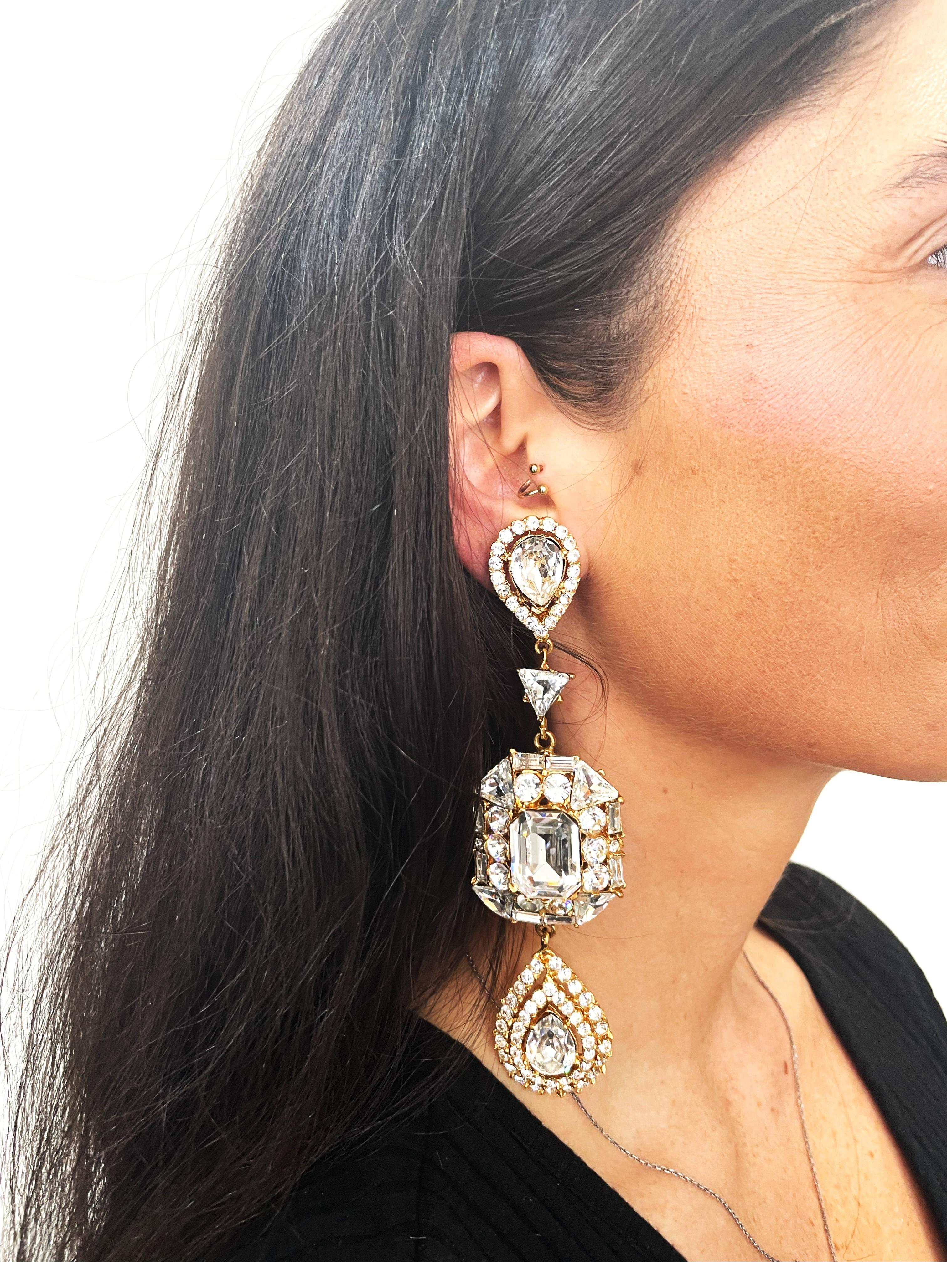 Importamt YVES SAINT LAURENT pair of gold metal and rhinestones ear clip in jewelry style circa 1985.

Measurement:
Length     13  cm 
Weidth     3.3 cm 
Deep        1,3 cm 

Features:
- Signed YSL on the back
- Jewelry style 4 diverent part 
- 1,.