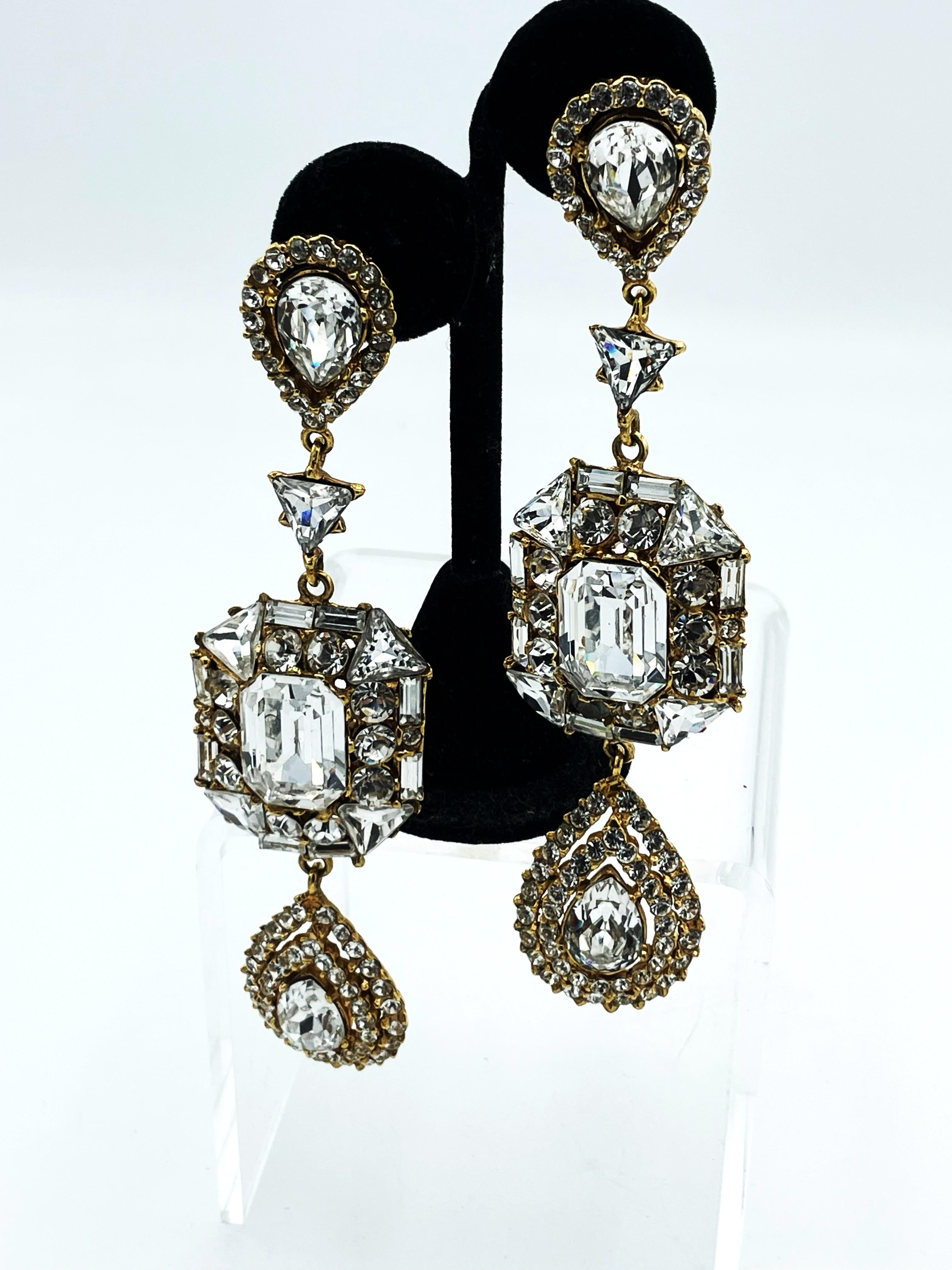 Yves Saint Laurent clip-on earring, gold metal, rhinestone in jewelry style 1985 In Excellent Condition For Sale In Stuttgart, DE