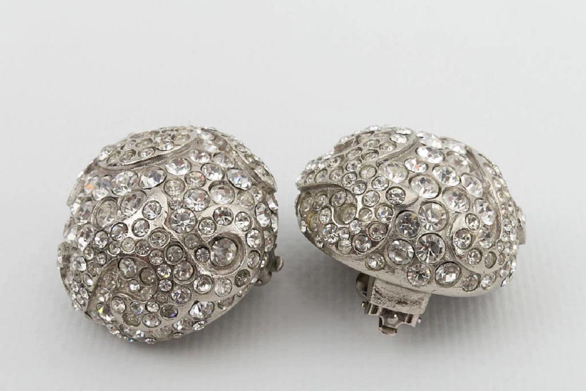 Yves Saint Laurent Clip-on Earrings in Silver metal with Swarovski Crystals In Excellent Condition For Sale In SAINT-OUEN-SUR-SEINE, FR