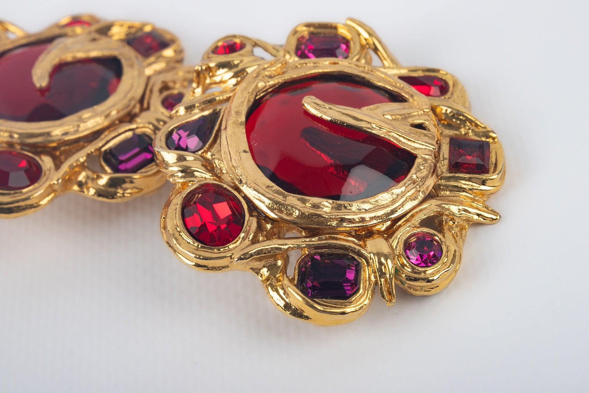 Yves Saint Laurent - (Made in France) Golden metal clip-on earrings with red tone rhinestones. Jewelry from the 1985s.

Additional information:
Condition: Very good condition
Dimensions: Diameter: 5 cm
Period: 20th Century

Seller Reference: BO293
