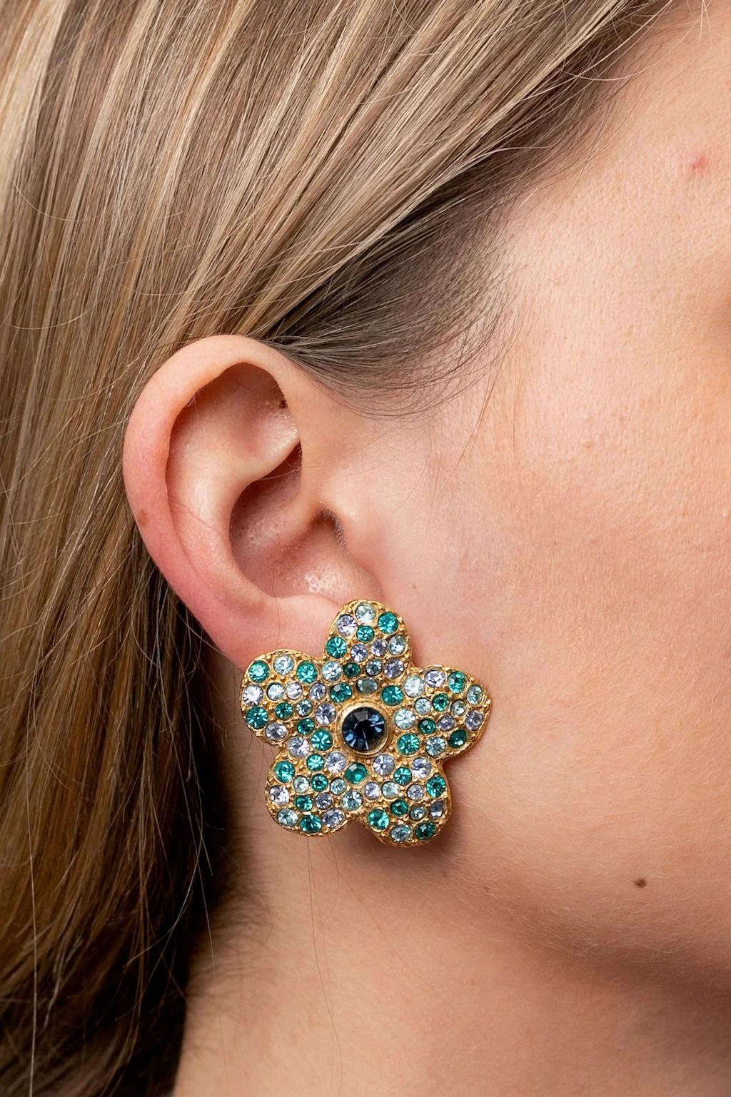 Yves Saint Laurent (Made in France) Gilted metal clip-on earrings paved with green and blue rhinestones.

Additional information:
Dimensions: 4 W x 4 H cm (1.57