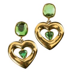 Yves Saint Laurent Pendientes de metal dorado con clip que sujetan un corazón