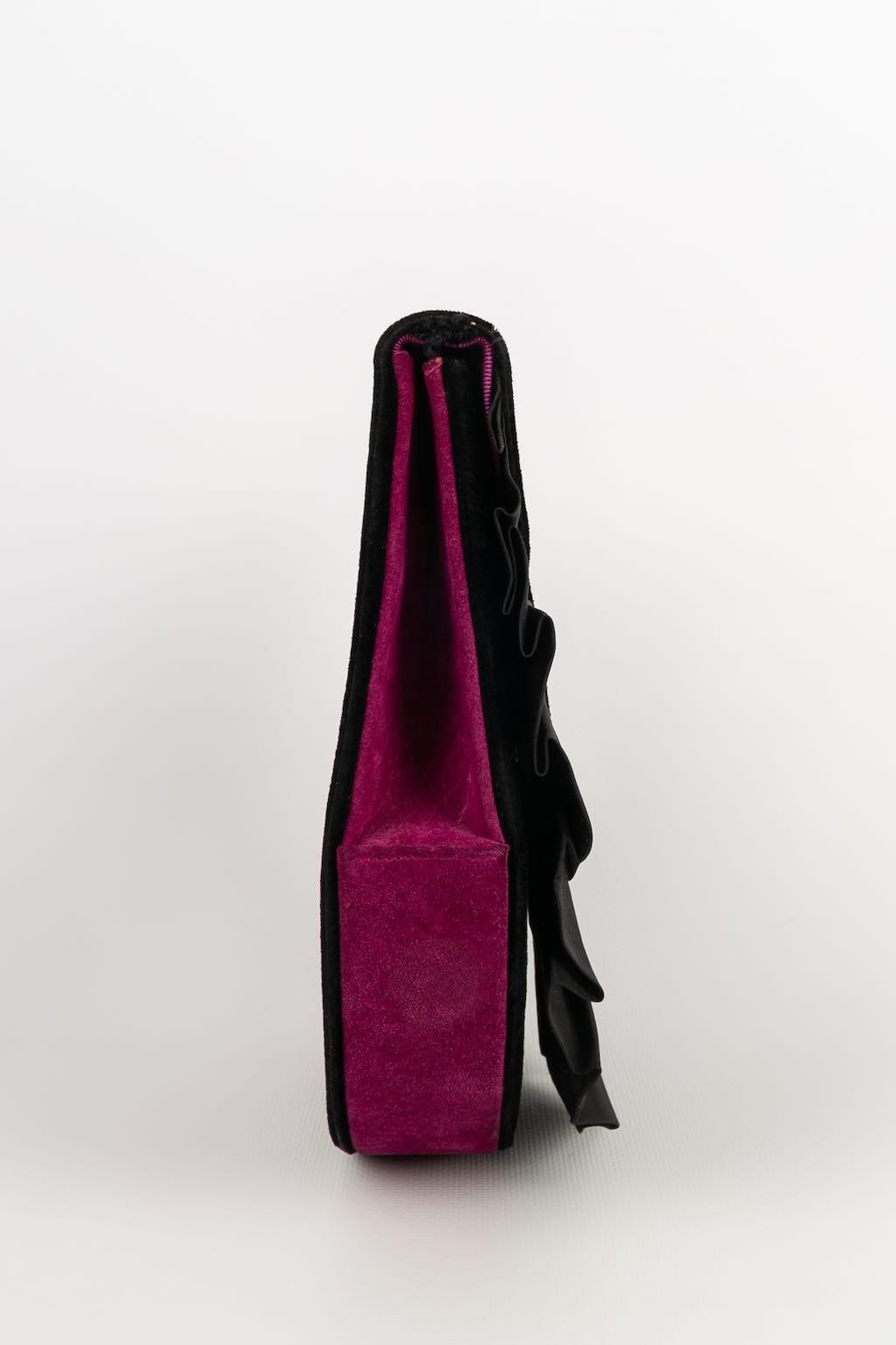 YVES SAINT LAURENT -(Made in France) Fuchsia clutch and black satin flounce.

Condition:
Good condition

Dimensions:
Width: from 17 cm to 22 cm - Height: 20 cm - Depth: 4 cm

SKU:S971


Yves Saint Laurent
The fashion house Yves Saint Laurent,