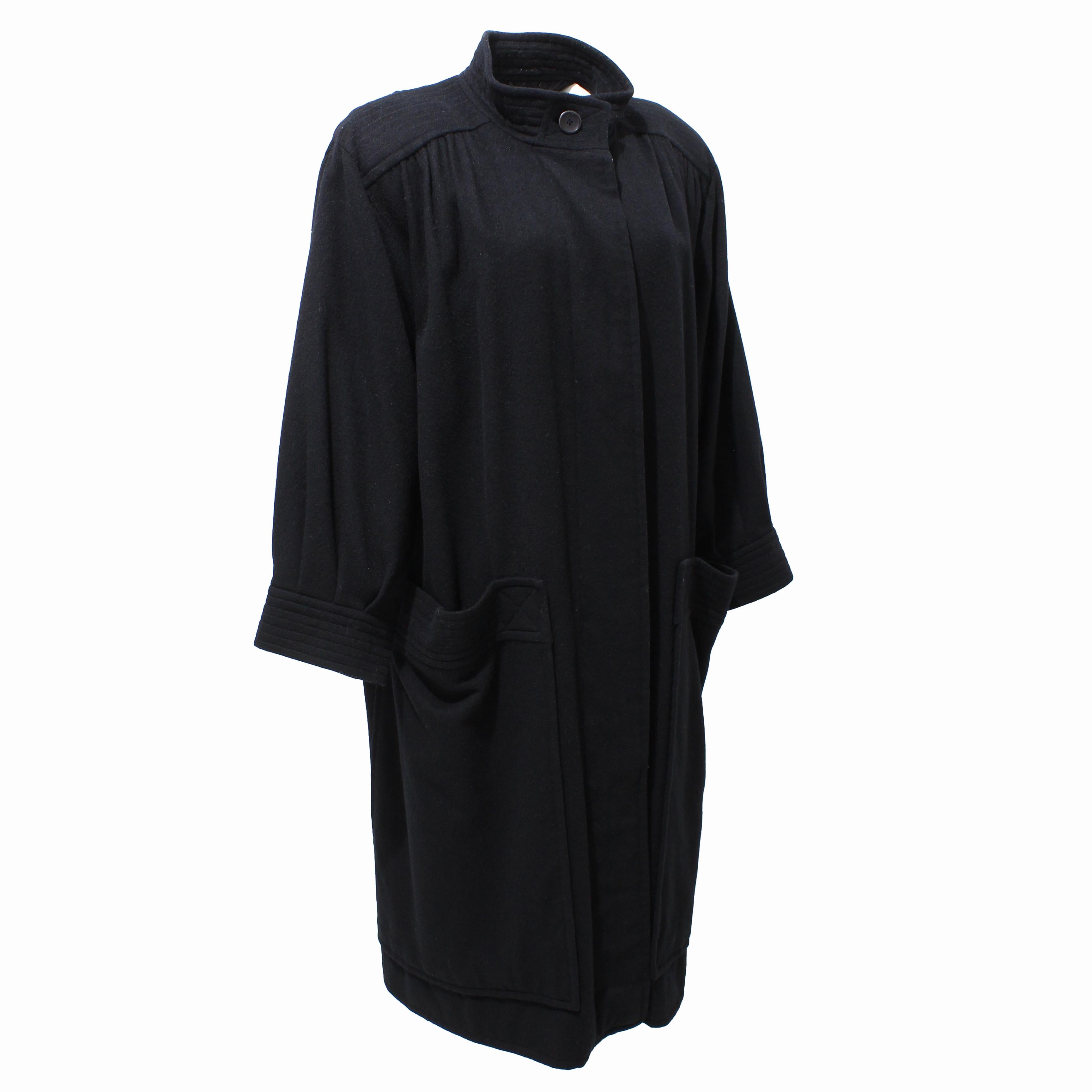 Autentico cappotto vintage di Yves Saint Laurent Rive Gauche in lana nera, probabilmente realizzato negli anni '70 per i Ballet Russes o la Collectional.  Realizzato in morbida lana nera, presenta spalline sotto la fodera e una tasca oversize su