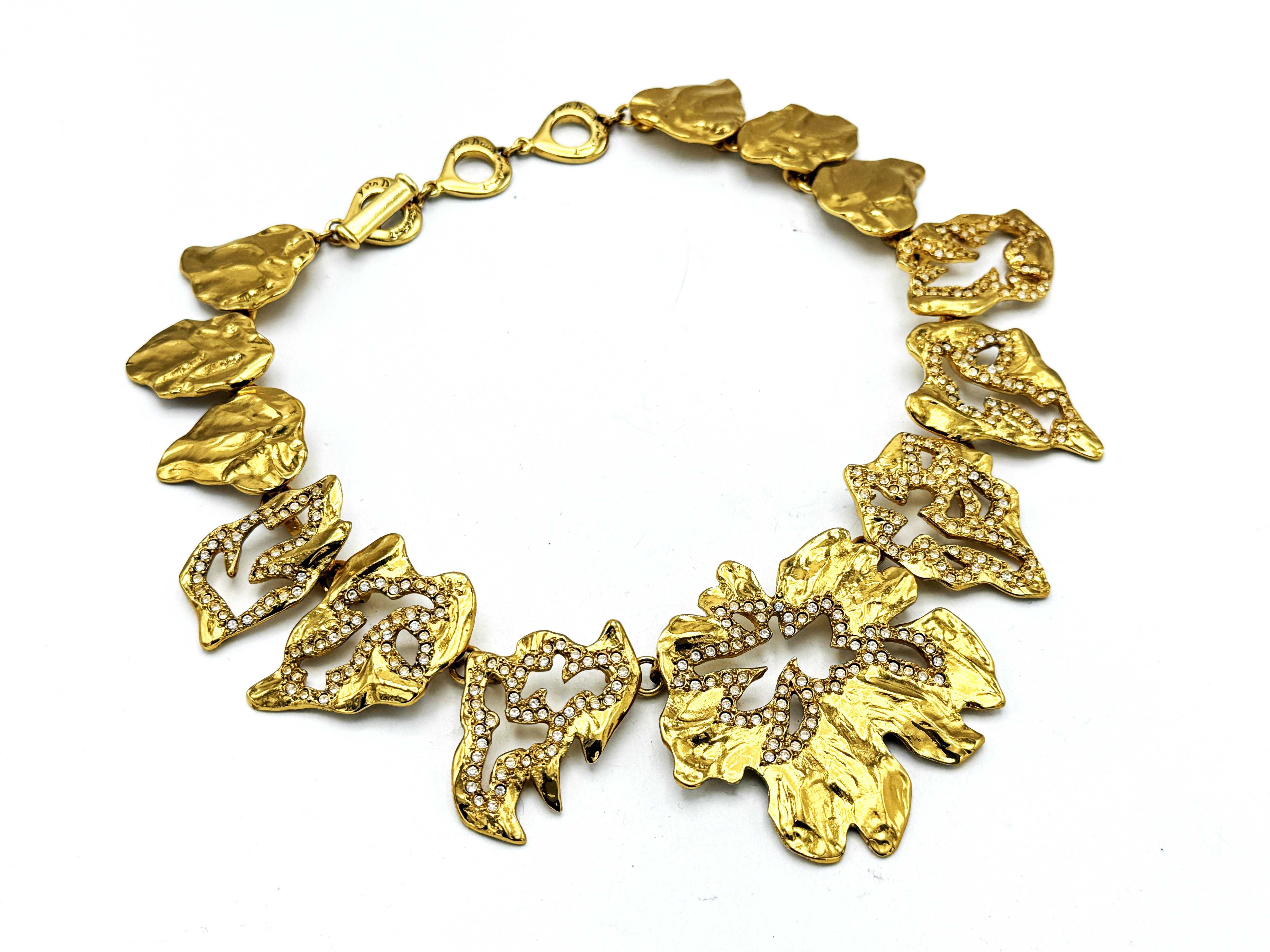 Yves SAINT LAURENT magnifique collier composé de différentes feuilles taillées et ornées de petits strass scintillants. Le collier de feuilles se pose joliment autour du cou.

Dimenstion :
Longueur de la feuille 36 cm et extension 9 cm 
La feuille