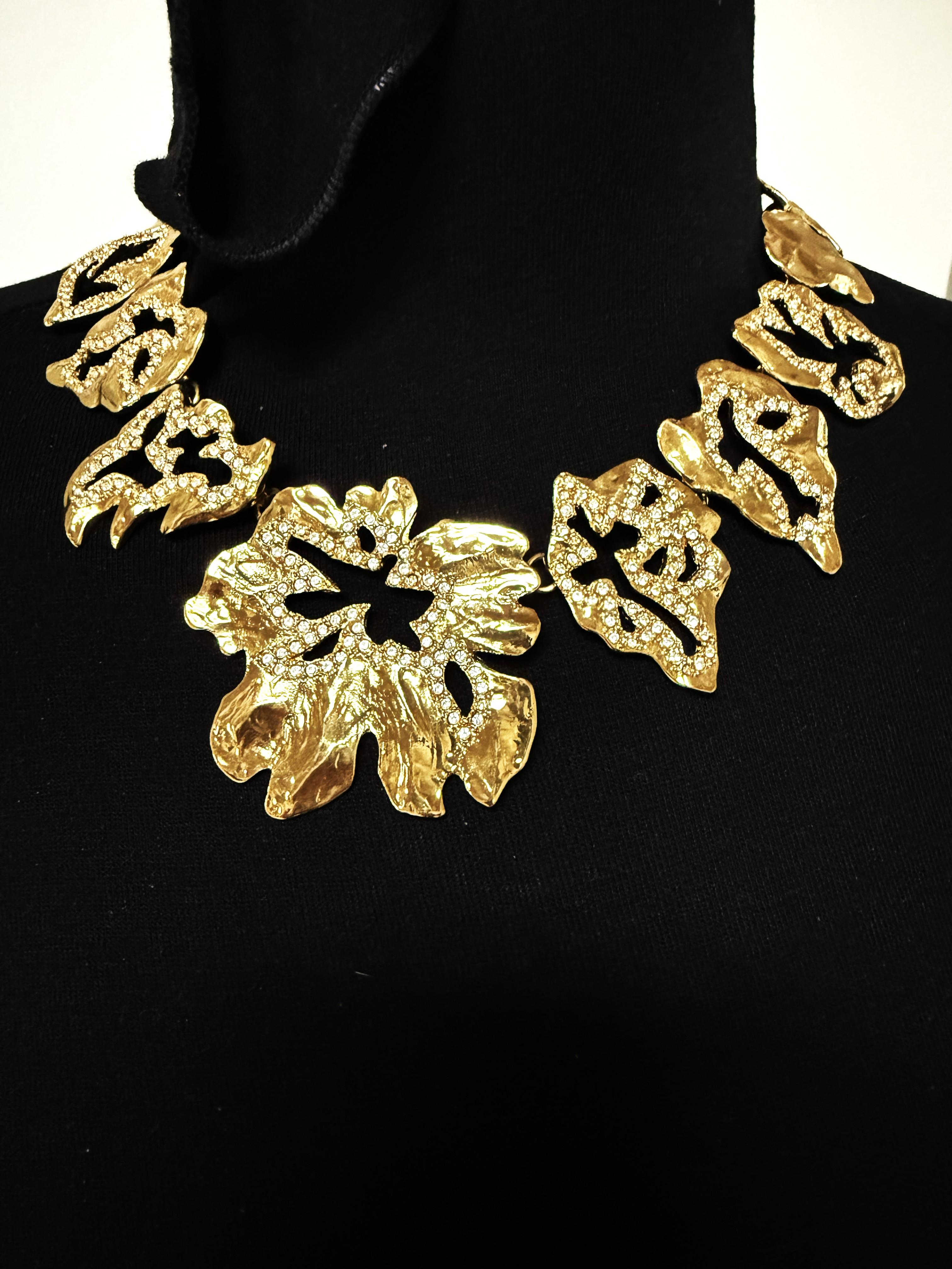 YVES SAINT LAURENT magnificent necklace consising of different cut leaves decorated with small. glittering rhinstones. The leaf necklace sits beautifularound the neck.

Dimenstion:
Leaf length 36 cm plus extension 9 cm 
The larges sheet in the