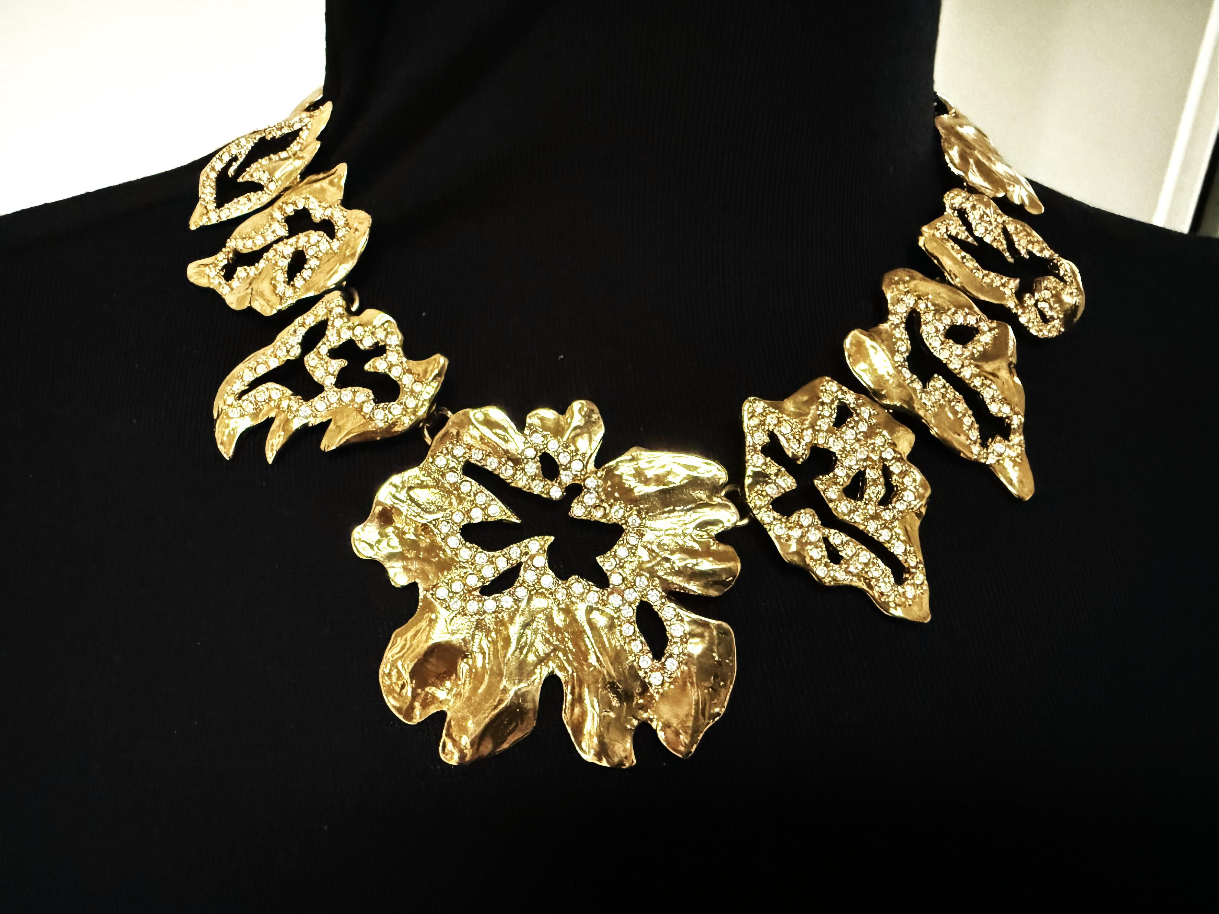 YVES SAINT LAURENT colllier consi of different leaves with tiny rhinsetons in vendita 2