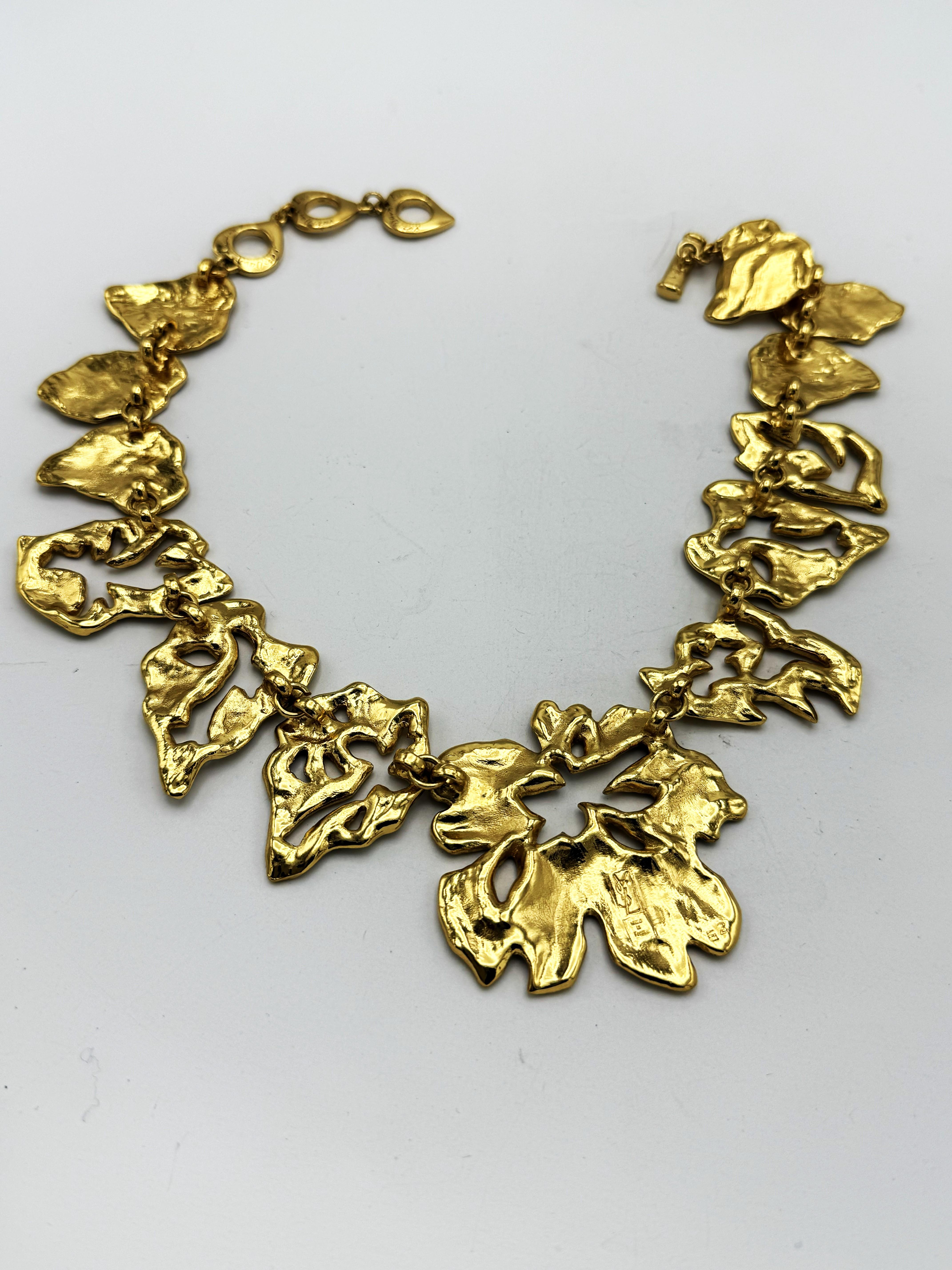 YVES SAINT LAURENT colllier consi of different leaves with tiny rhinsetons in vendita 3