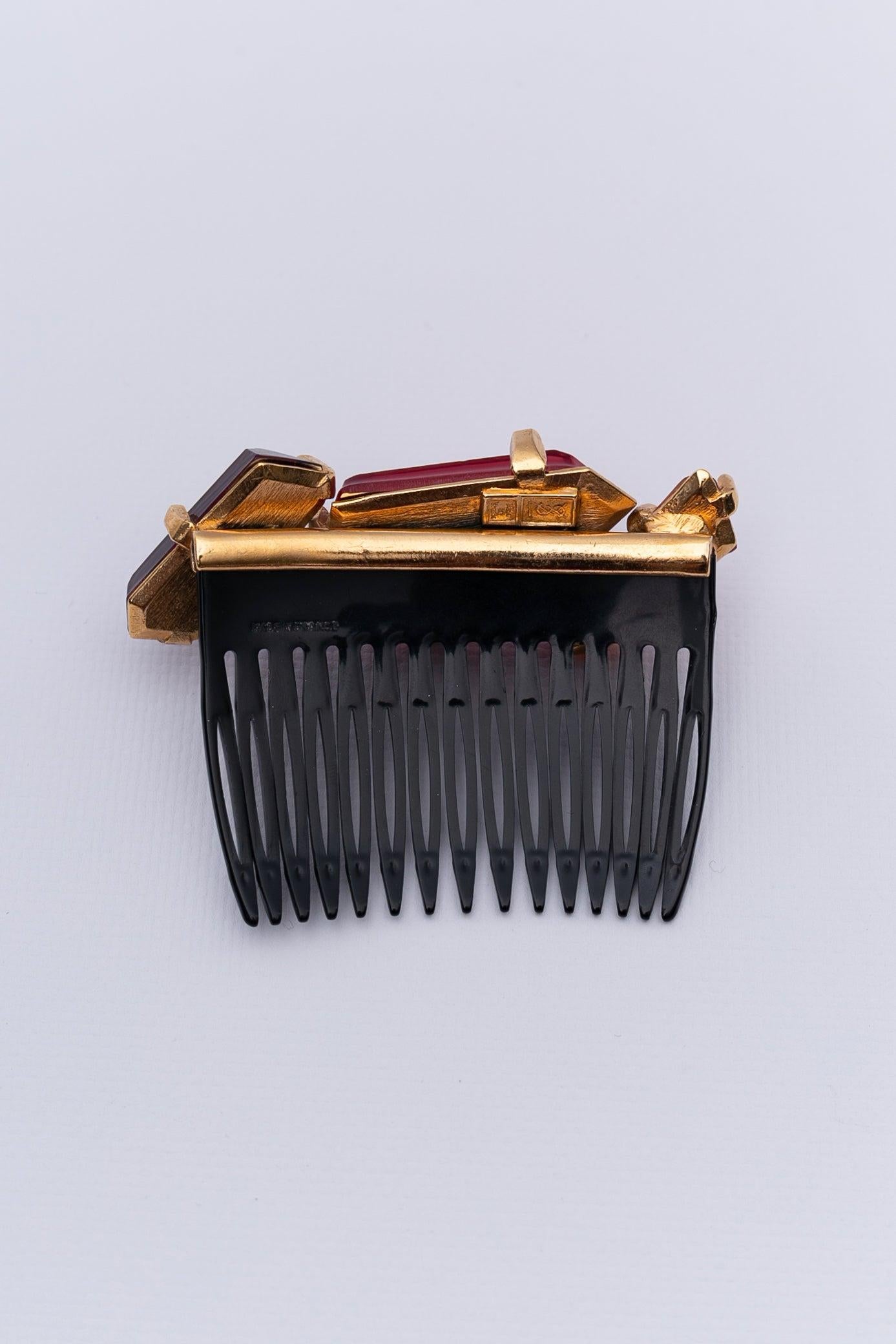 Yves Saint Laurent (Made in France) Comb topped with three cabochons in pink, mauve and orange resin.

Additional information: 
Dimensions: Length: 7 cm (2.75
