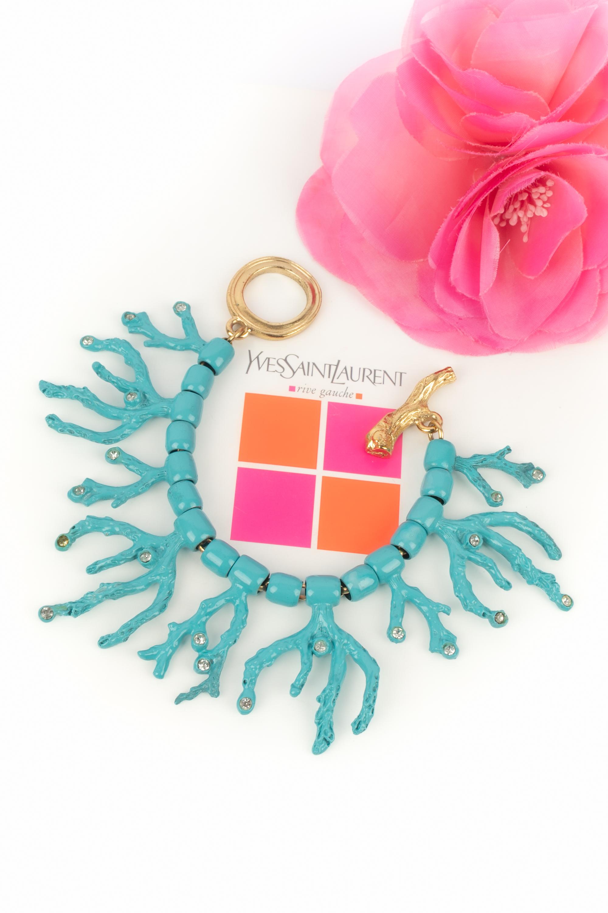 YVES SAINT LAURENT - (Fabricado en Francia) Pulsera de metal tipo coral esmaltado en azul y con strass de cristal.

Estado:
Muy buen estado

Dimensiones:
Longitud: 20 cm

SKU:BRA35