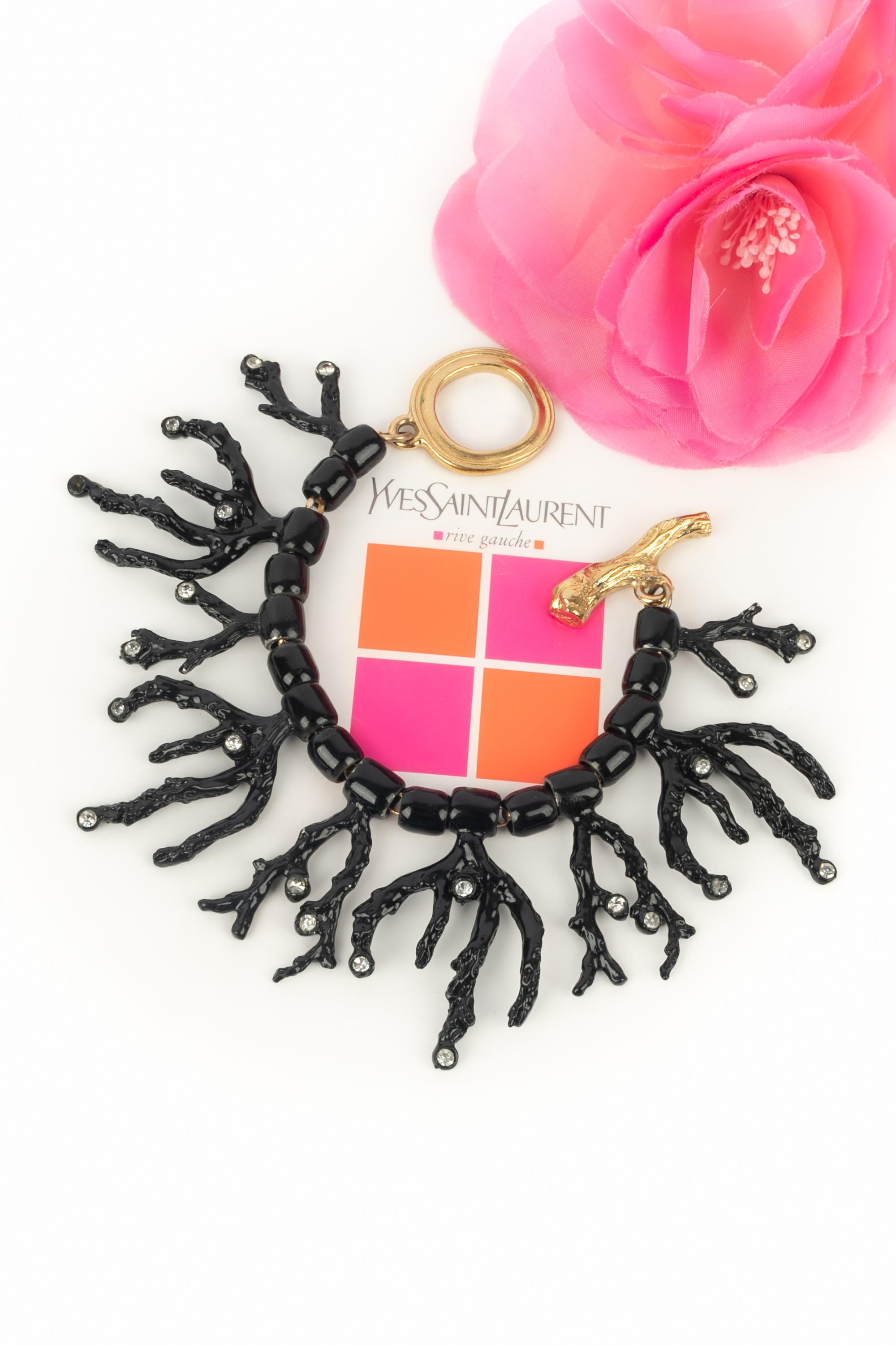 YVES SAINT LAURENT - (Fabricado en Francia) Pulsera de metal tipo coral esmaltado en negro y con strass de cristal.

Estado:
Muy buen estado

Dimensiones:
Longitud: 20 cm

SKU:BRA34