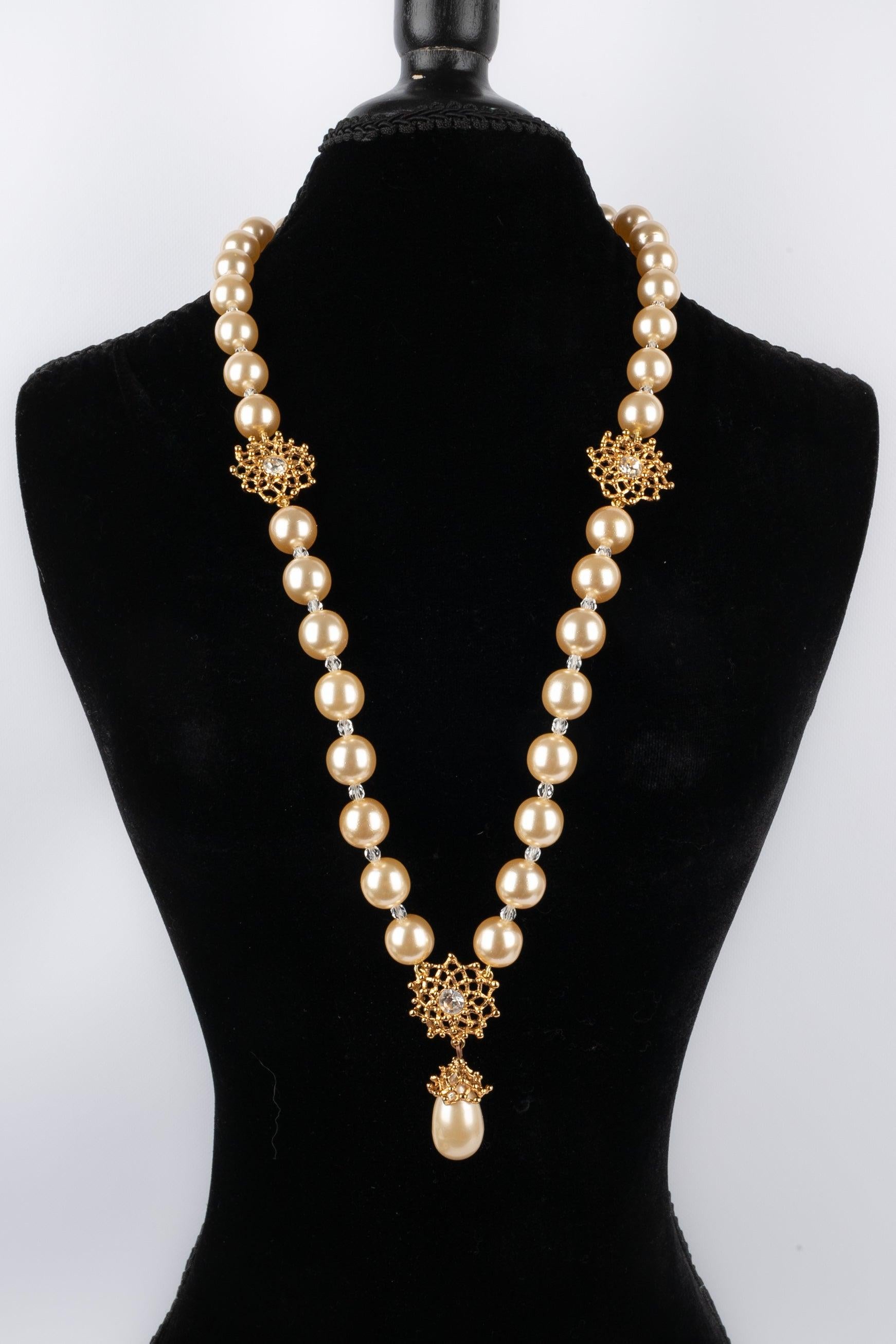 Yves Saint Laurent - (Made in France) Costume pearl necklace with rhinestones and golden metal elements. Jewelry from the middle of the 1980s. To be mentioned, some pearls are flaked off.

Additional information:
Condition: Very good