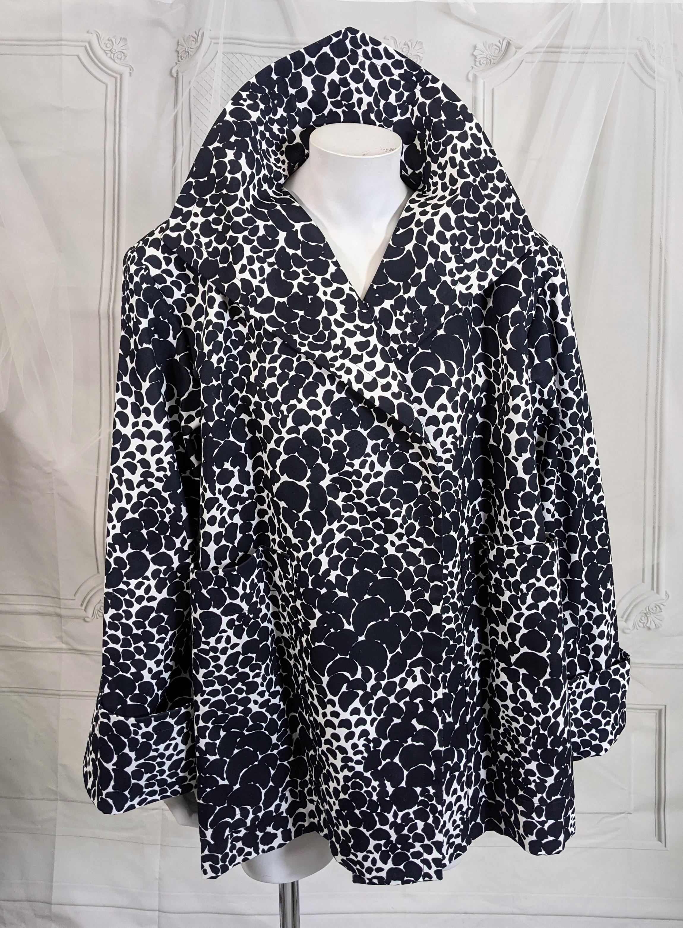 Yves Saint Laurent Baumwollsatin-Jacke mit abstraktem Blumendruck in Schwarz/Weiß, geeignet für den Tag oder den Abend. Vollständig geschnittener, vielseitiger Mantel im Swing-Stil mit breiten Schultern, großen aufgesetzten Taschen und weiten Ärmeln