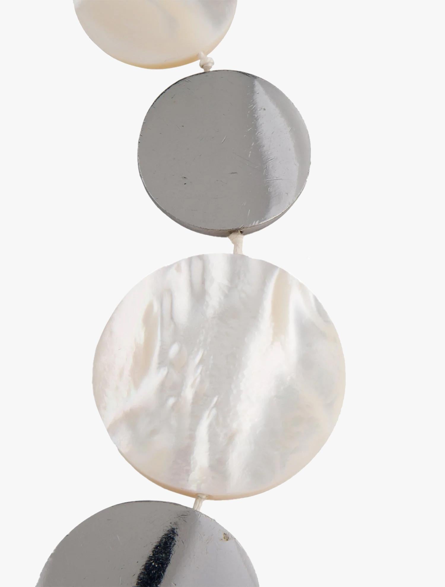 Collana a disco in madreperla Yves Saint Laurent di Loulou de la Falaise 

Realizzato in metallo argentato e ottone

Lunghezza: 55,9 cm / 22″

Larghezza: 3,8 cm / 1,5″

Marchi - Firma del designer, Made in France

Condit - buono, moderati segni di