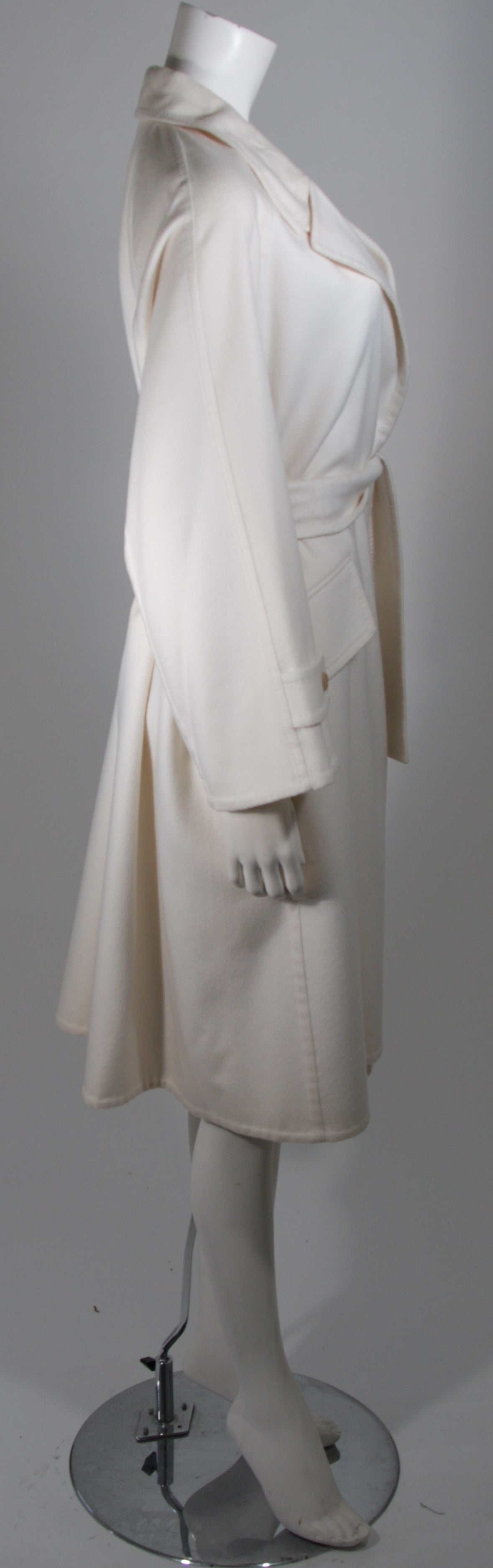 Yves Saint Laurent Cremefarbener/weißer Kaschmir-Trenchcoat mit Gürtel, neu mit Etikett Damen im Angebot