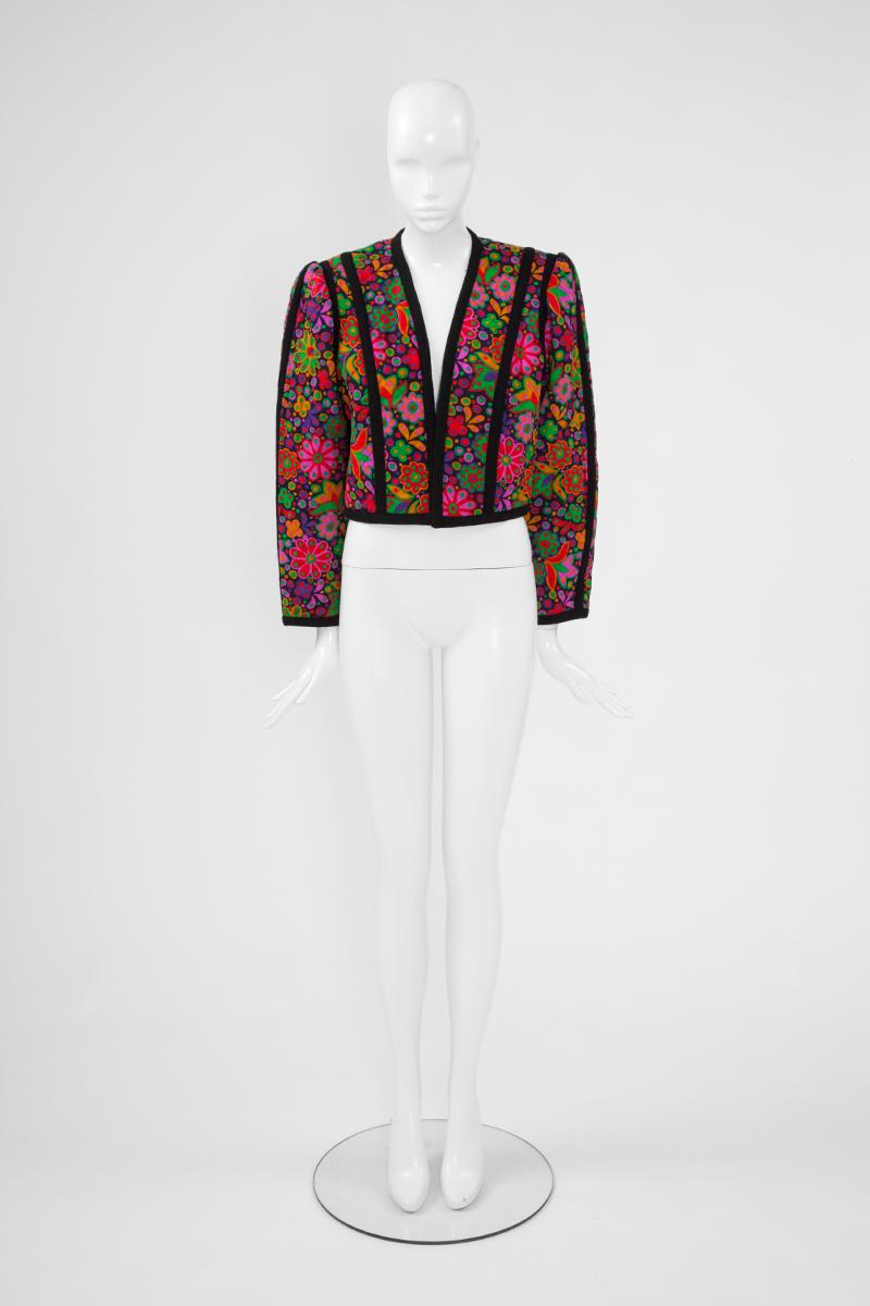 At Julia's Dressing, we do adore Saint Laurent and his graphic prints ! Designed in a clean sophisticated silhouette from quilted wool, this late 80's-early 90's cropped jacket features a colorful floral pattern. It has a boxy, structured shape
