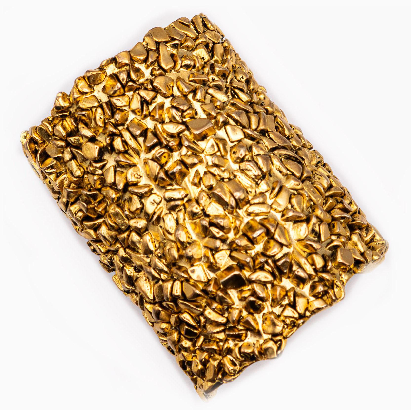 Skulpturales Manschettenarmband aus vergoldetem Metall im Stil von Goldnuggets - Signiert Yves Saint Laurent

Länge 9 cm und Durchmesser 7 cm