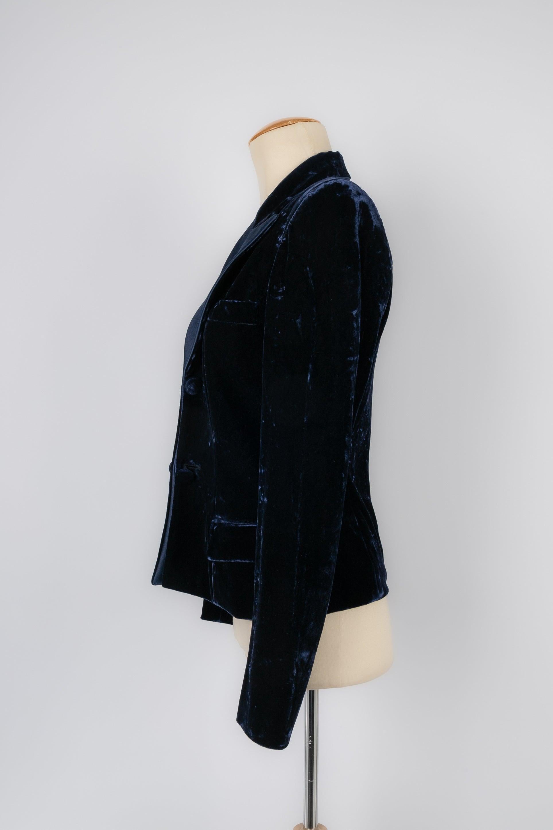 Yves Saint Laurent - (Made in France) Dark-blue velvet jacket with a satin collar reverse. No size nor composition label, it fits a 36FR.

Additional information:
Condition: Very good condition
Dimensions: Shoulder width: 40 cm - Sleeve length: 57