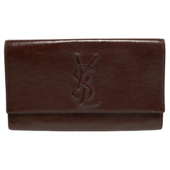 Yves Saint Laurent Pochette à rabat Belle de Jour en cuir verni brun foncé