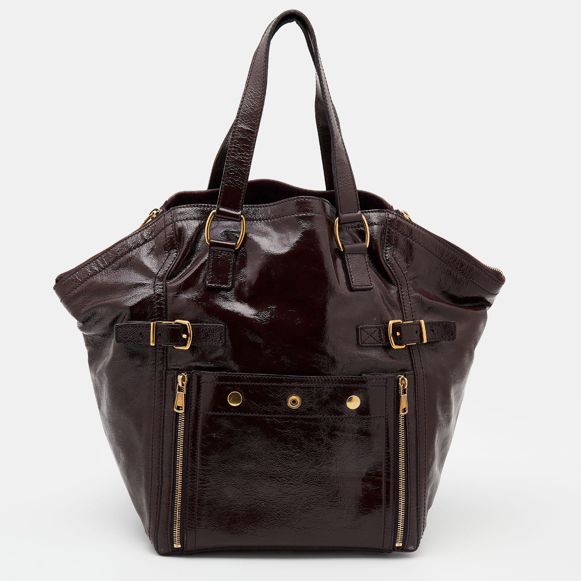 Every woman needs a bag that is pretty and functional, just like this Downtown tote from Yves Saint Laurent. Crafted with precision using patent leather, the bag has been styled with zippers and buckles. It also features two handles, and a top which