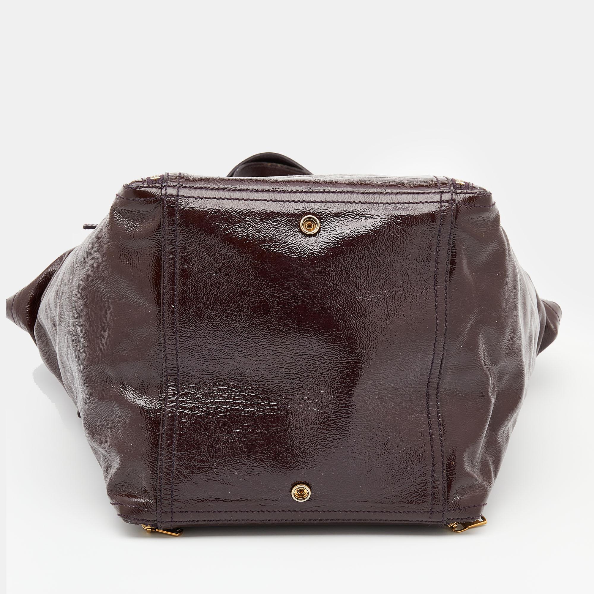 Yves Saint Laurent Grand fourre-tout Downtown en cuir verni marron foncé Bon état à Dubai, Al Qouz 2