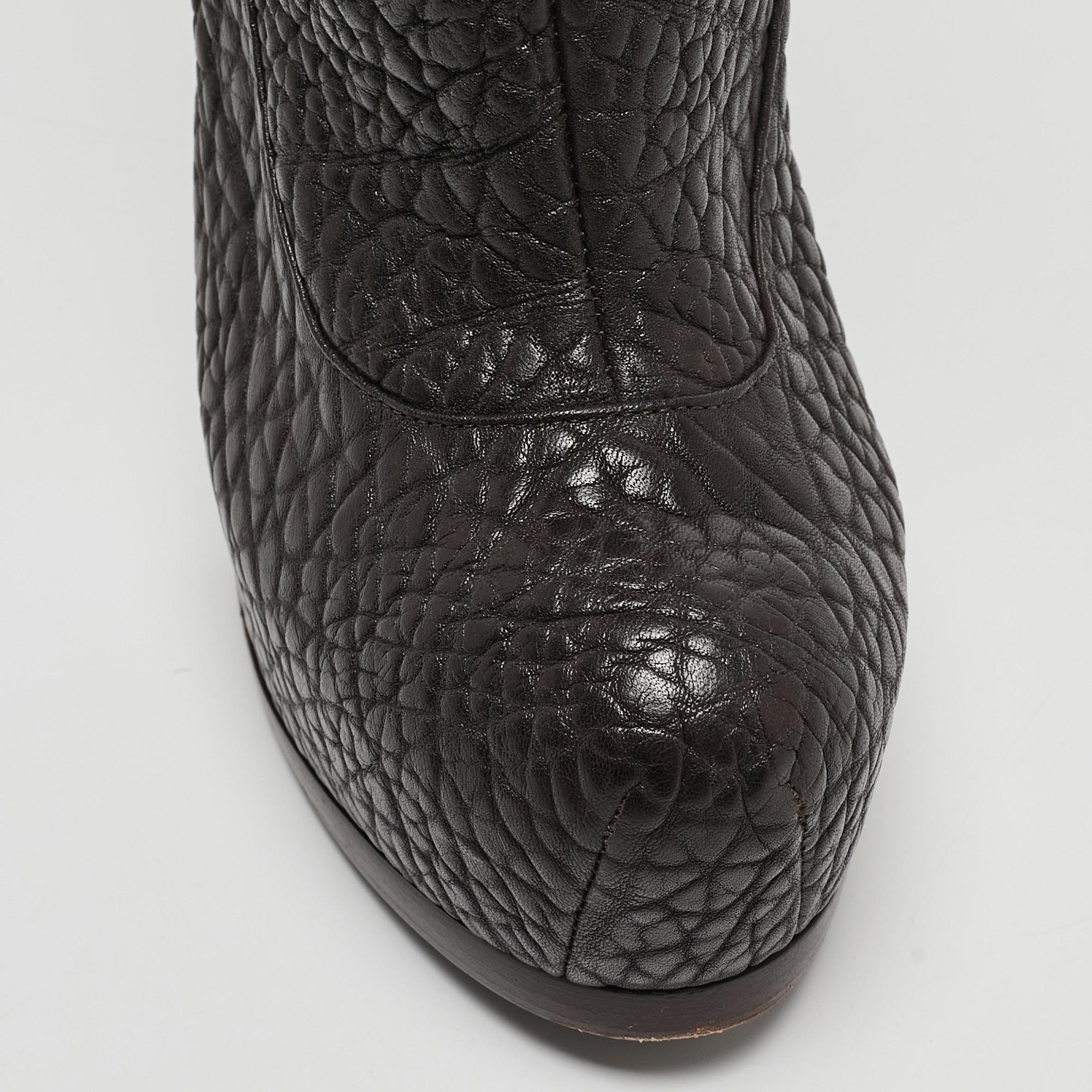 Yves Saint Laurent Dunkelbraune Textur Lederstiefel Größe 39 im Angebot 1