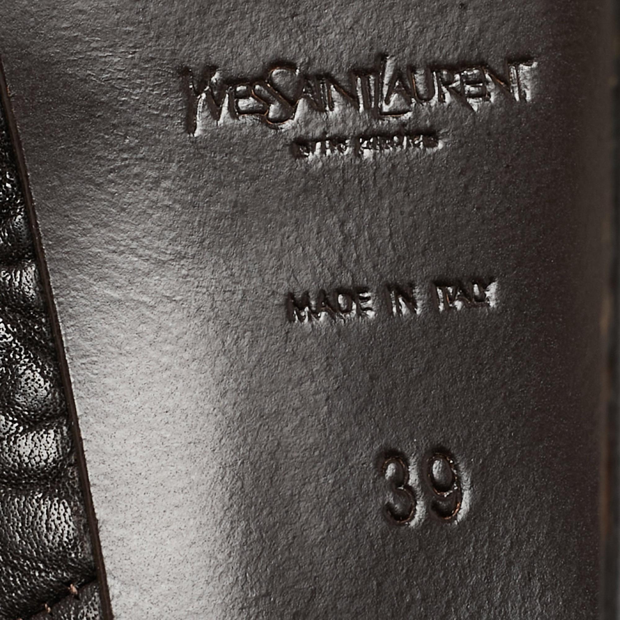 Yves Saint Laurent Dunkelbraune Textur Lederstiefel Größe 39 im Angebot 4