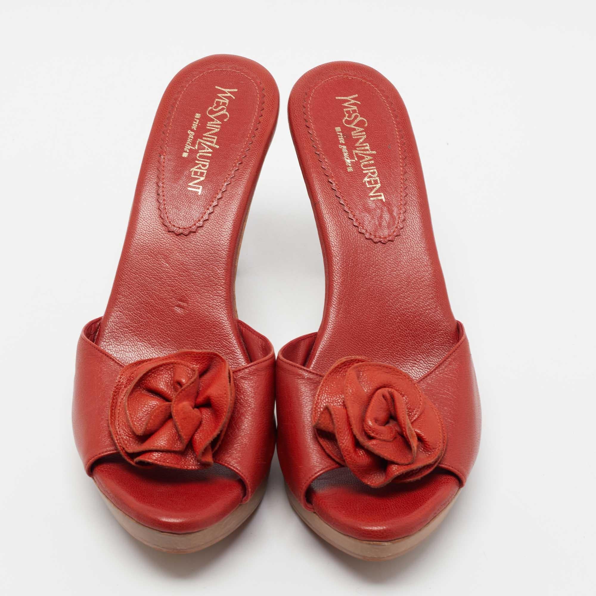 Yves Saint Laurent Dark Orange Leather Flower Applique Clogs Size 39 In Good Condition For Sale In Dubai, Al Qouz 2