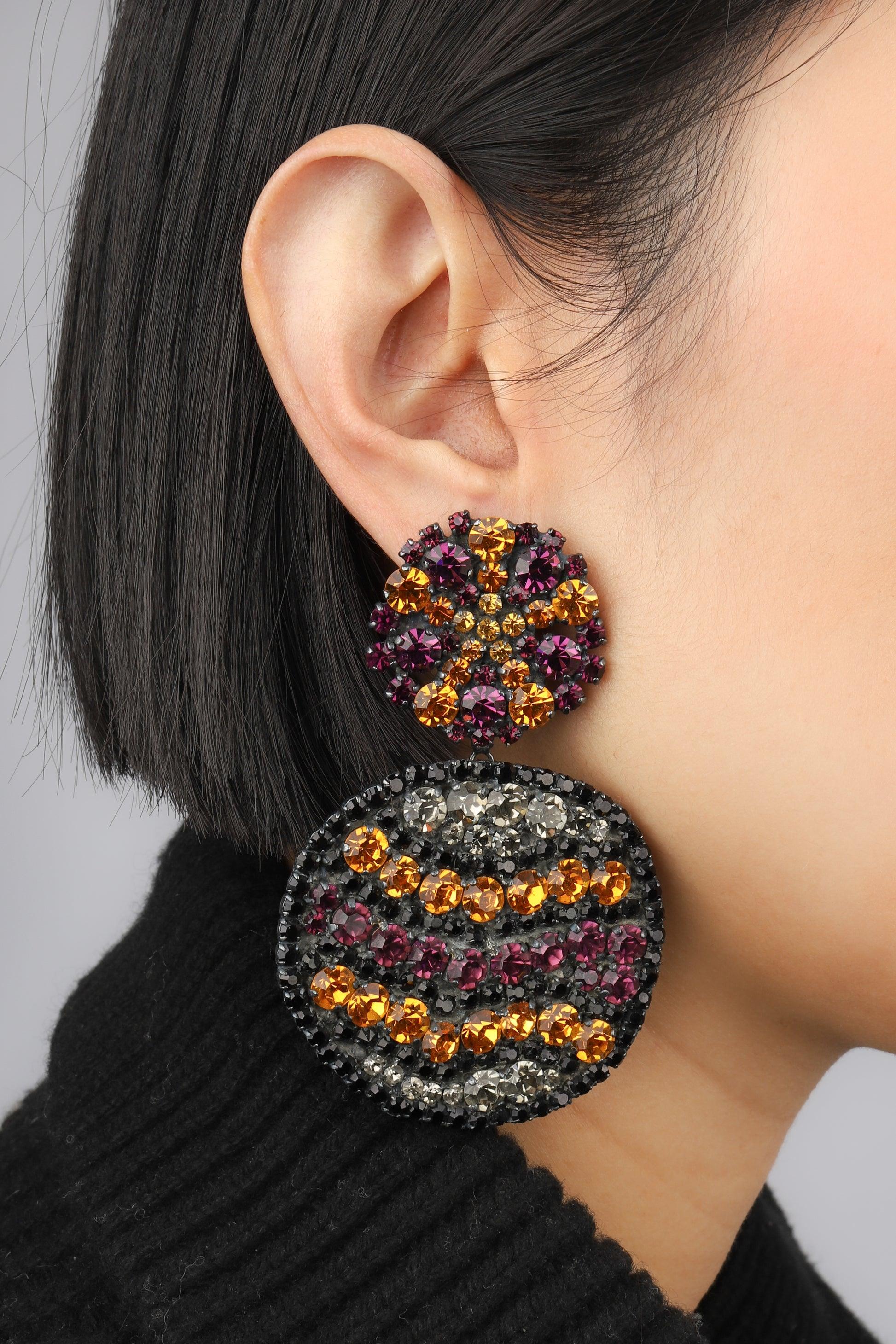 Yves Saint Laurent - (Made in France) Impressive antique dark-silvery metal earrings ornamented with black, orange, crystal, and purple rhinestones.

Additional information:
Condition: Very good condition
Dimensions: Length: 8.5 cm

Seller