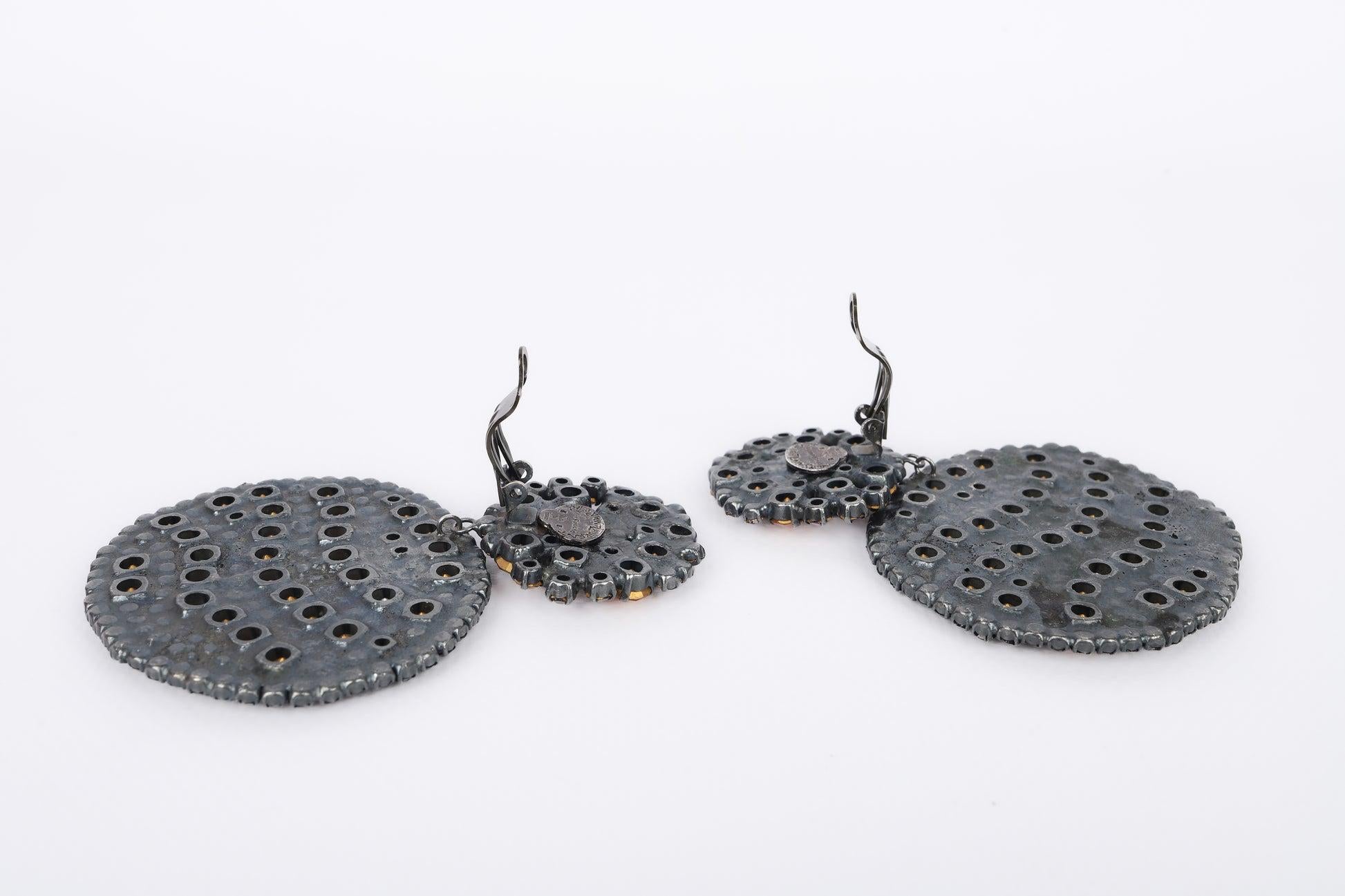 Boucles d'oreilles en métal argenté foncé Yves Saint Laurent en vente 2