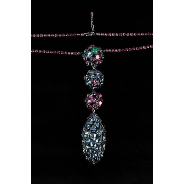 Yves Saint Laurent - (Made in France) Collier en métal argenté foncé avec un imposant pendentif orné de cabochons en résine. Signature gravée sur la fermeture. Bijoux haute couture.

Informations complémentaires :
Condit : Très bon état.
Dimensions
