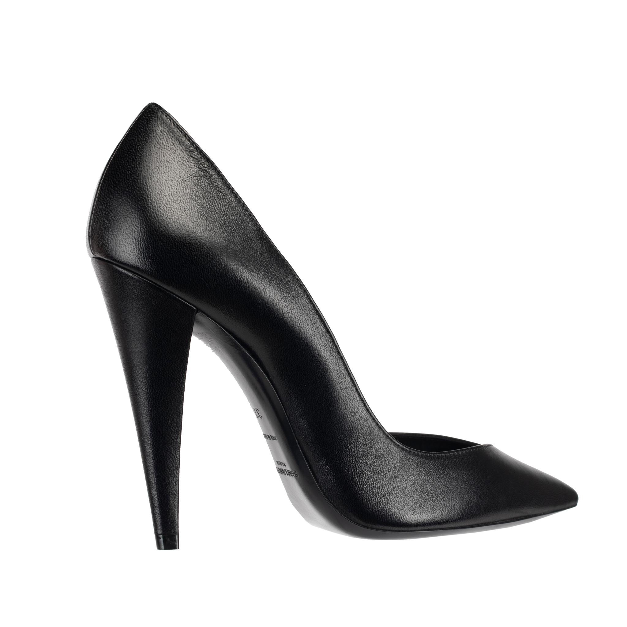 Los zapatos de salón Yves Saint Laurent Decollete son una opción elegante y sofisticada fabricados en piel negra lisa de primera calidad. La silueta atemporal ofrece un ajuste cómodo y seguro, perfecto para largas jornadas en la oficina o una salida