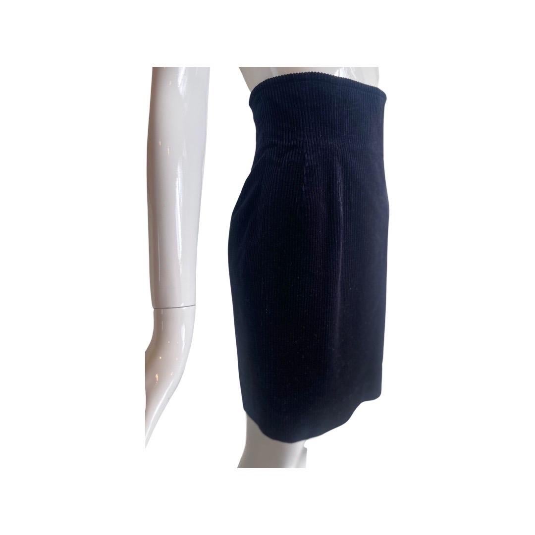 Ensemble tailleur jupe noire en velours côtelé Yves Saint Laurent 'diffusion femmes' des années 1980/90.  Une veste ouverte sans col, sans fermeture.  Le col s'incline vers la zone médiane et descend légèrement jusqu'à la couture latérale (1