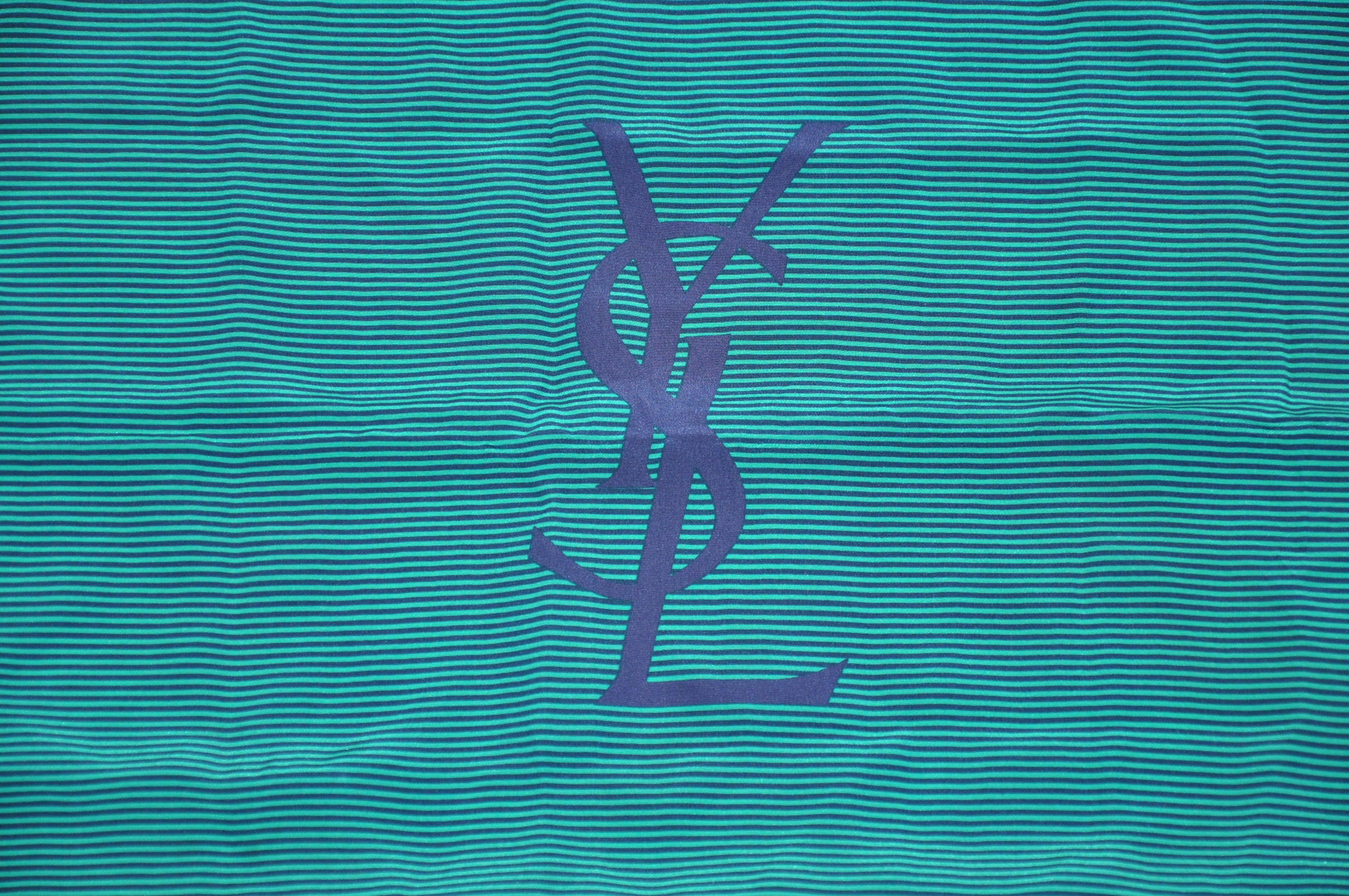 Vert Yves Saint Laurent - Écharpe en soie à bordure lavande foncée et verte en vente