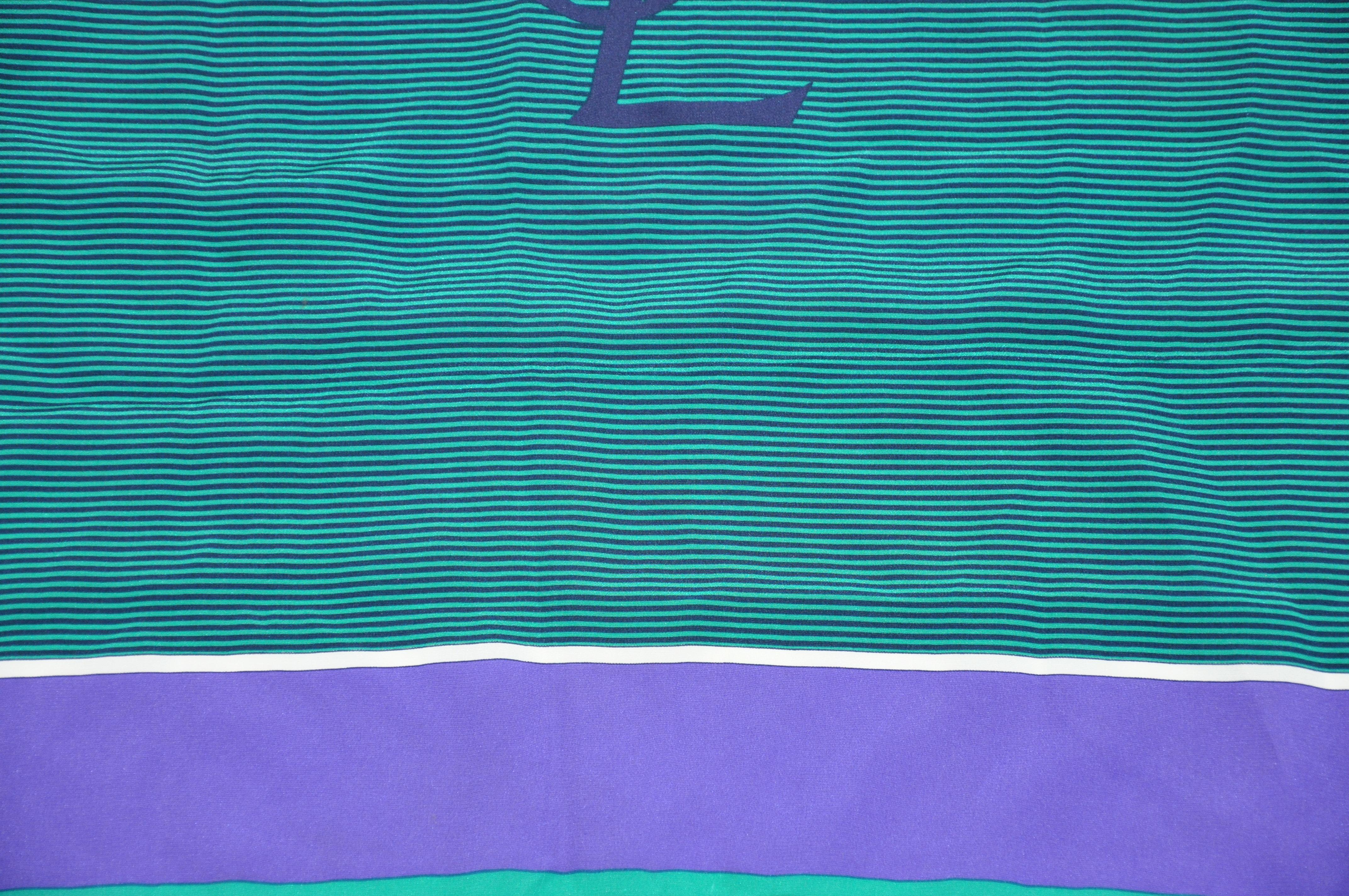 Yves Saint Laurent - Écharpe en soie à bordure lavande foncée et verte Unisexe en vente