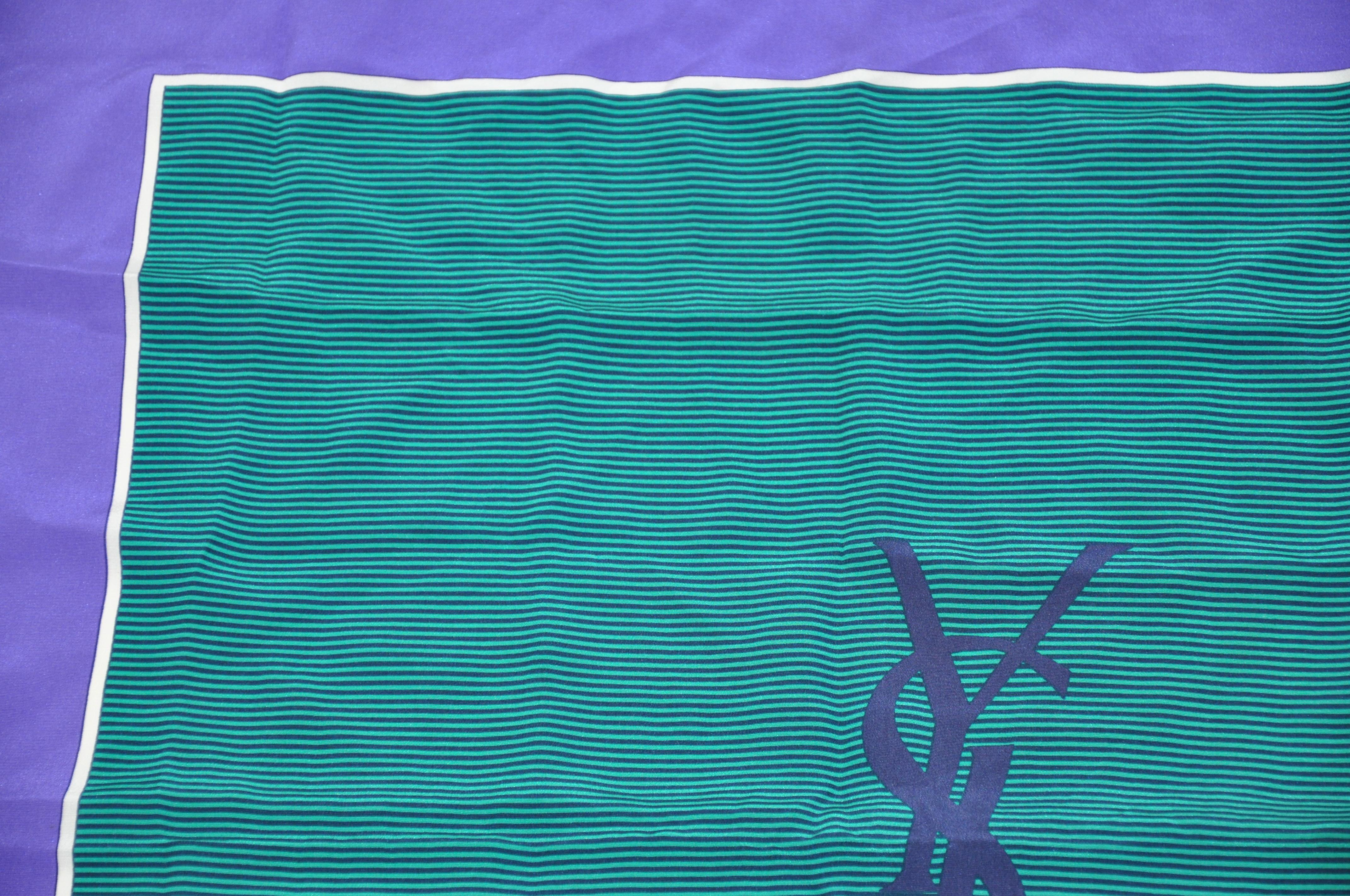 Yves Saint Laurent - Écharpe en soie à bordure lavande foncée et verte en vente 1