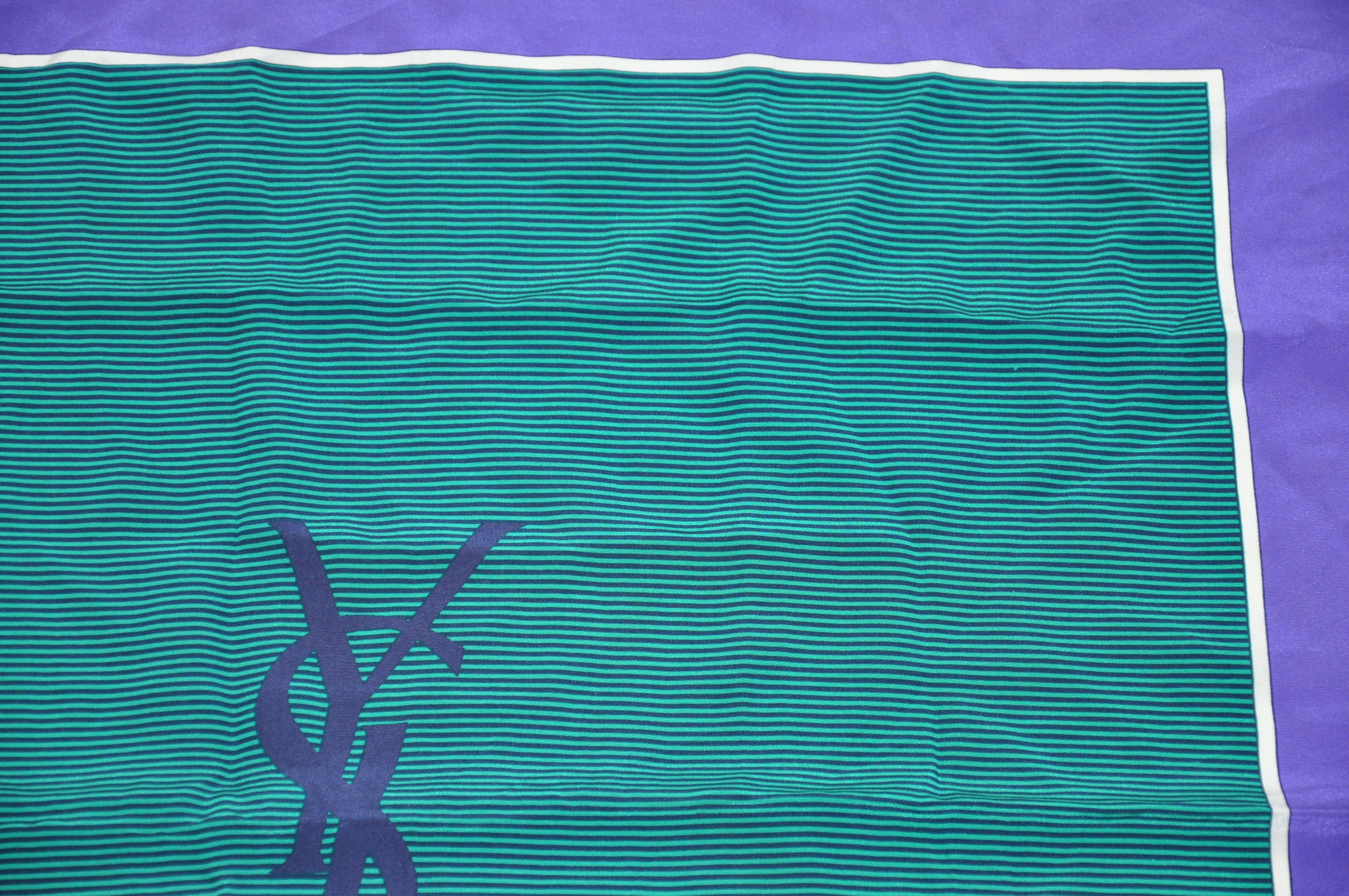 Yves Saint Laurent - Écharpe en soie à bordure lavande foncée et verte en vente 2