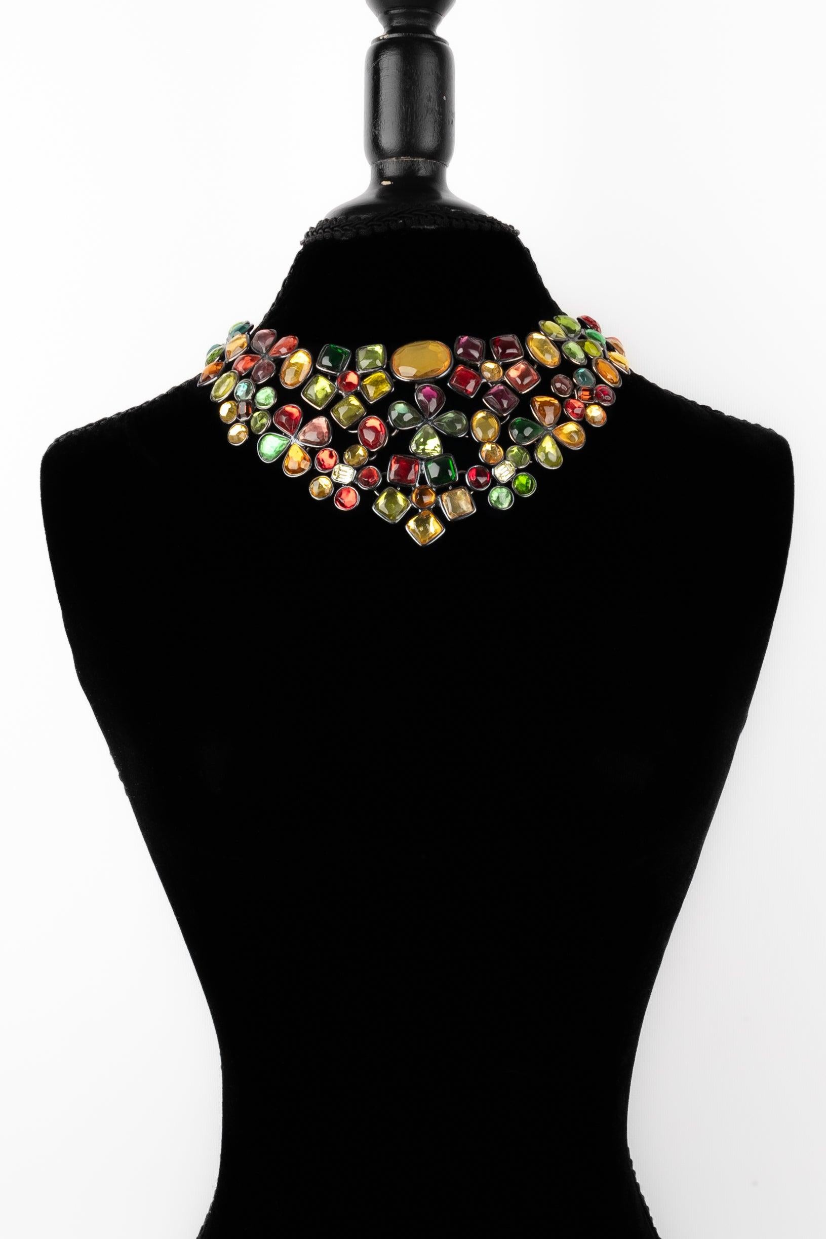 Yves Saint Laurent - (Made in France) Collana a forma di chiave di violino in metallo argentato scuro e resina multicolore.

Informazioni aggiuntive:
Condizioni: Ottime condizioni
Dimensioni: Lunghezza: da 43 a 49 cm - Altezza: 9 cm

Riferimento del