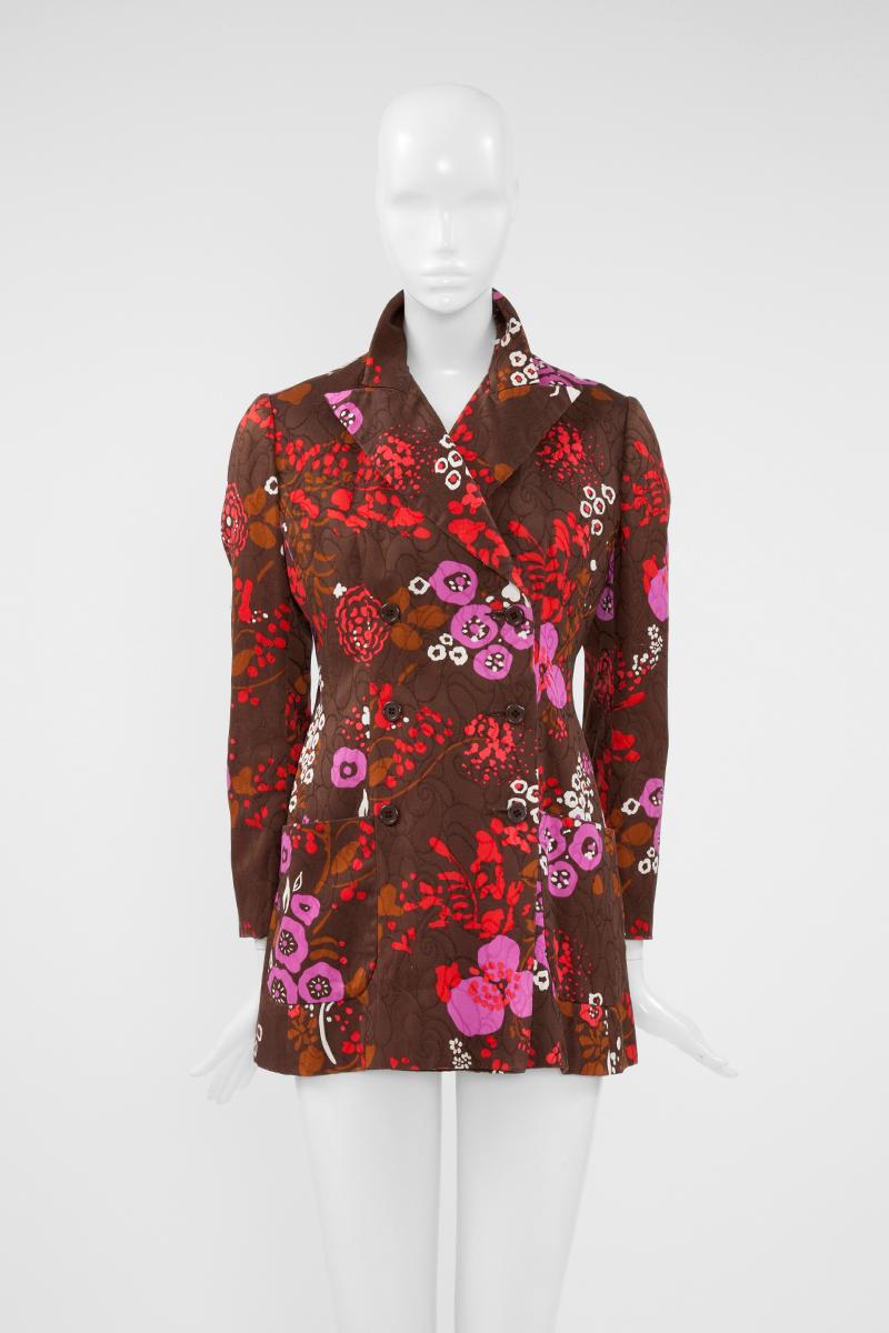 Embrace the great seventies with this rare Saint Laurent Rive Gauche floral print blazer. Tailored in a slim, double-breasted silhouette from satin cotton, this blazer-jacket features sharp peak lapels and two roomy patch pockets. Fully lined, it