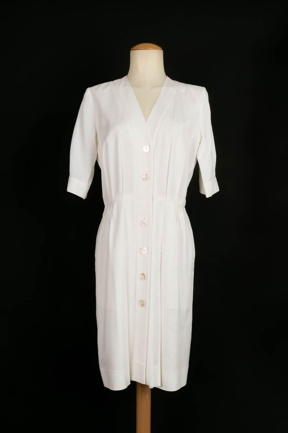 Yves Saint Laurent - (Made in France) Abito in seta selvaggia. Non c'è nessuna etichetta di composizione o taglia, si adatta a una 38FR. Da notare, la presenza di macchie.

Condizioni:
Buono stato

Dimensioni:
Larghezza spalle: 39 cm - Petto: 44 cm