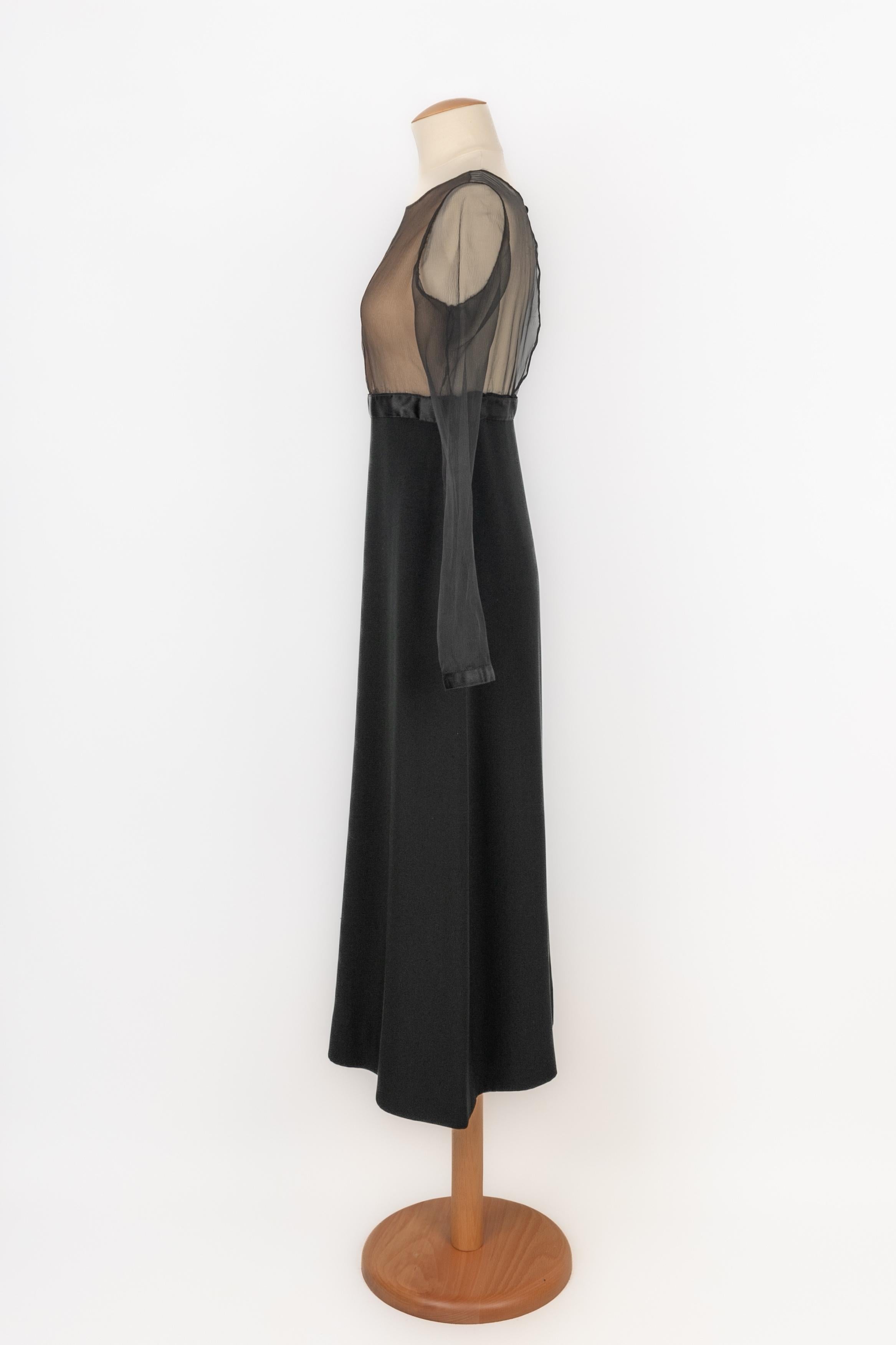 YVES SAINT LAURENT - (Made in France) Long black dress made of silk and silk muslin. Size and composition labels missing, it fits a 36FR. Haute Couture Collection circa 1970.

Condition:
Very good condition

Dimensions:
Shoulder width: 38 cm -