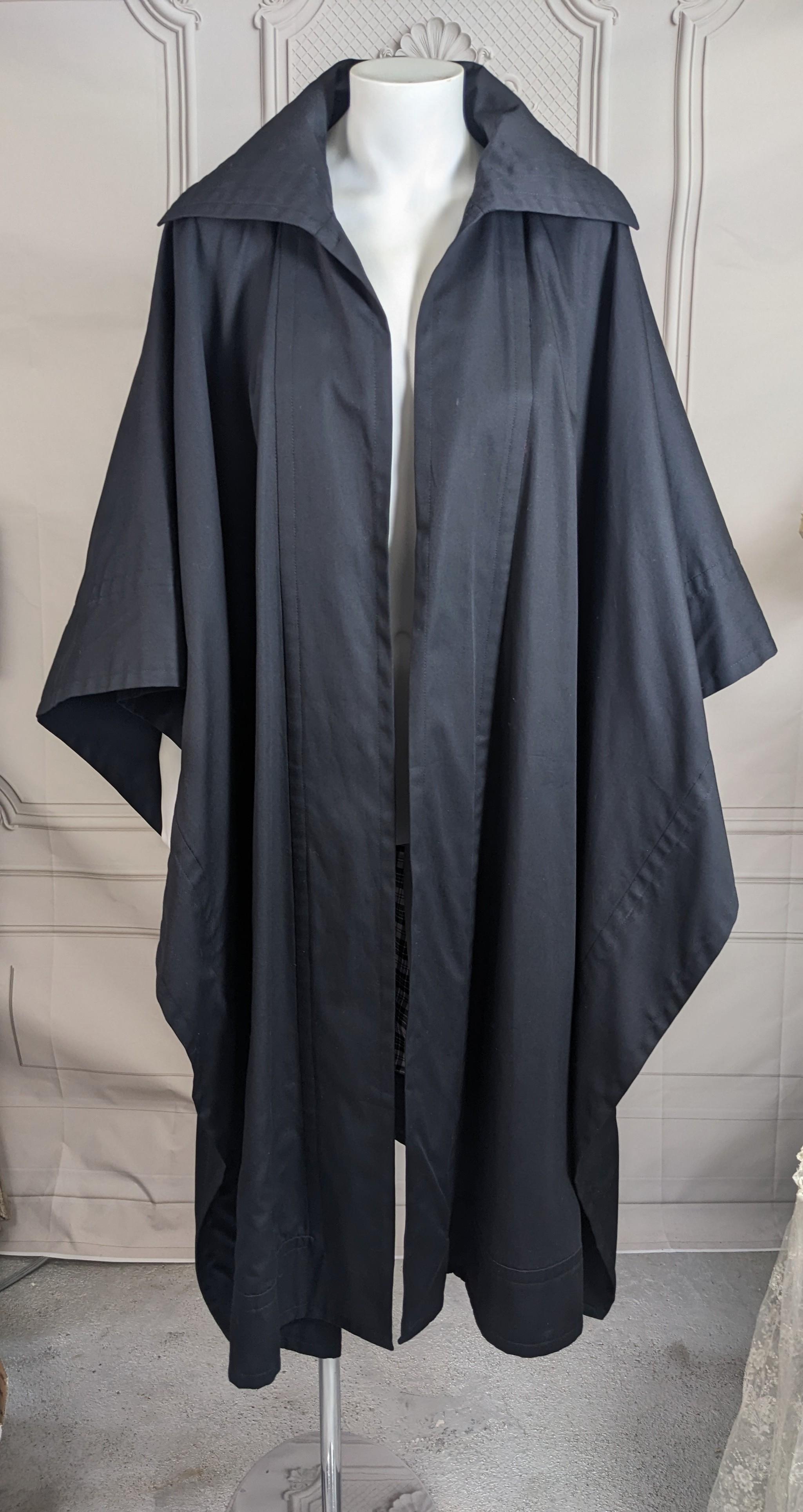 Capo iconico e chic di Yves Saint Laurent Rive Gauche in twill di cotone degli anni '70. Twill di cotone nero con fodera plaid in misto lana e cotone. Taglia come un mantello con una lunghezza inferiore sulle spalle in modo che le braccia siano