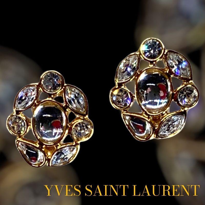 Sublime YVES SAINT LAURENT earrings in copper gilded with 24 carat fine gold and Swarovski crystal.
