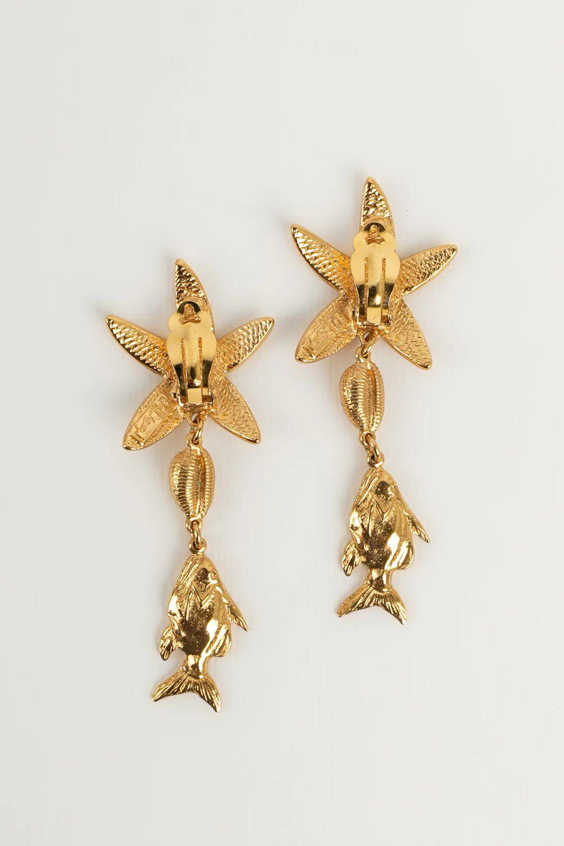 Yves Saint Laurent - (Made in France) Earrings in gold metal and green enamel. Jewel from the 1980s.

Additional information:
Dimensions: 9 L cm

Condition: 
Very good condition

Seller Ref number: BO53