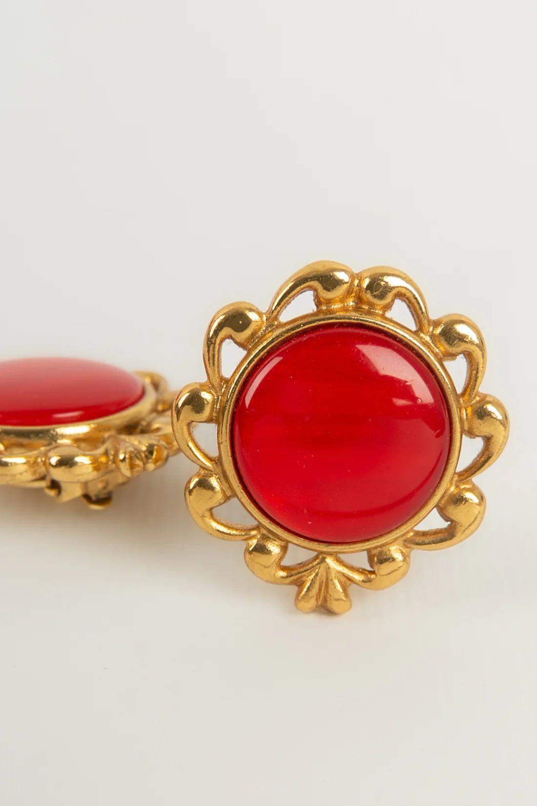 Yves Saint Laurent - (Made in France) Earrings in gold metal and red resin.

Additional information:
Dimensions: Ø 3 cm

Condition: Very good condition

Seller Ref number: BO87