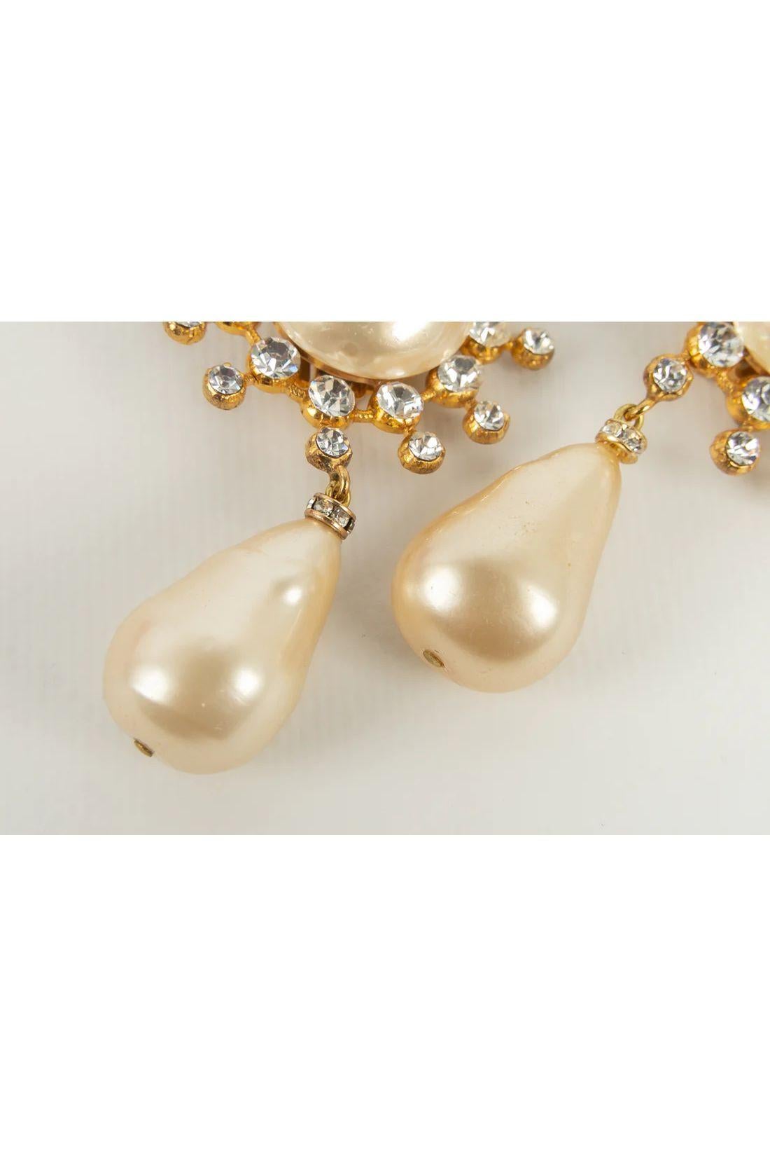 Yves Saint Laurent - (Made in France) Earrings in gold metal, fancy pearl and Swarovski rhinestones. 
To note, some scratches on the pearl.

Additional information:
Dimensions: 7.5 L cm

Condition: 
Very good condition

Seller Ref number: BO51