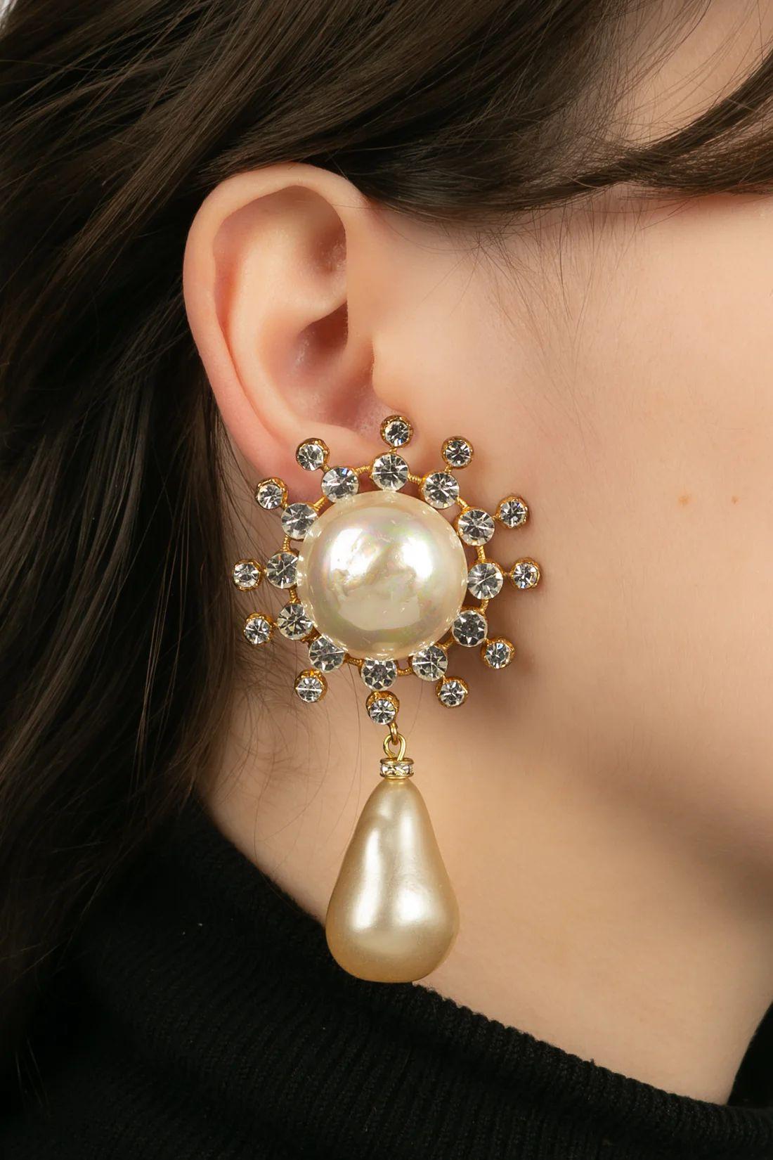 Yves Saint Laurent Earrings in Gold Metal, fancy Pearl and Rhinestones In Good Condition In SAINT-OUEN-SUR-SEINE, FR