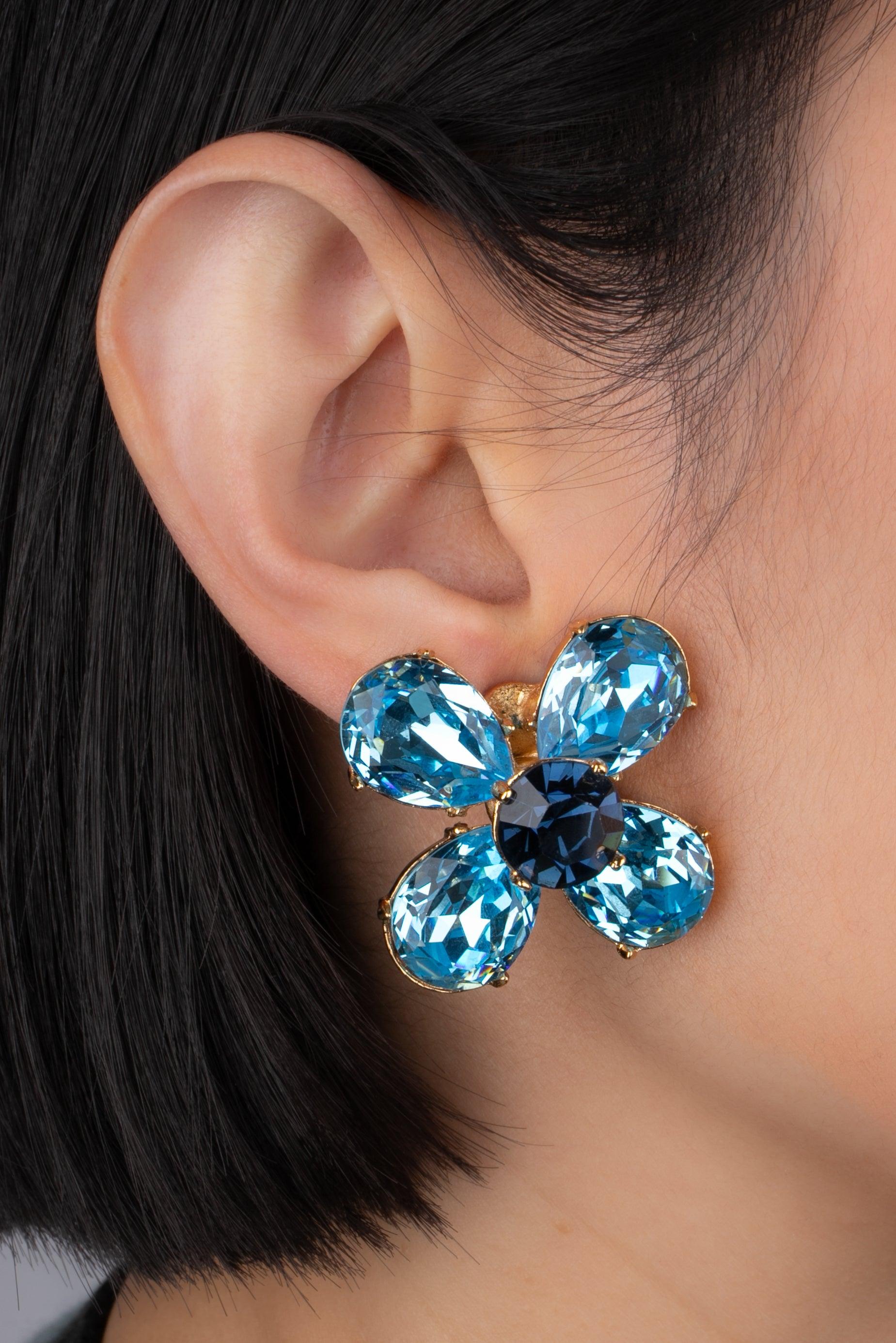 Yves Saint Laurent - (Made in France) Orecchini a clip in metallo dorato con strass blu.

Informazioni aggiuntive:
Condizioni: Ottime condizioni
Dimensioni: Altezza: 3 cm

Riferimento del venditore: BO4