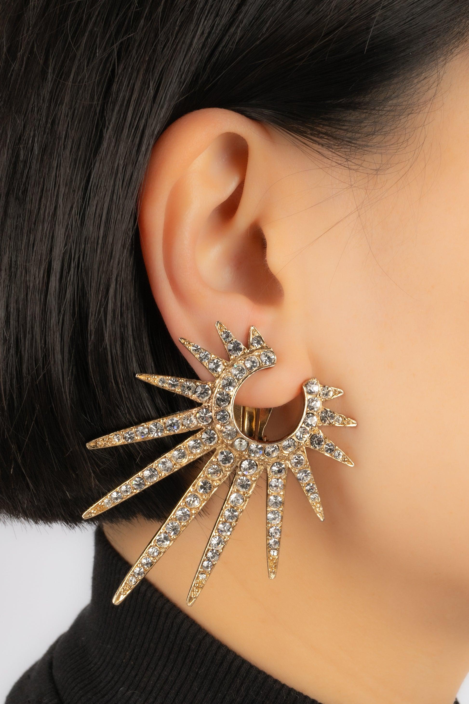 Yves Saint Laurent - Golden metal earrings ornamented with rhinestones. Not signed Haute Couture jewellery.

Additional information: 
Condition: Very good condition
Dimensions: Height: 7 cm

Seller Reference: BO40