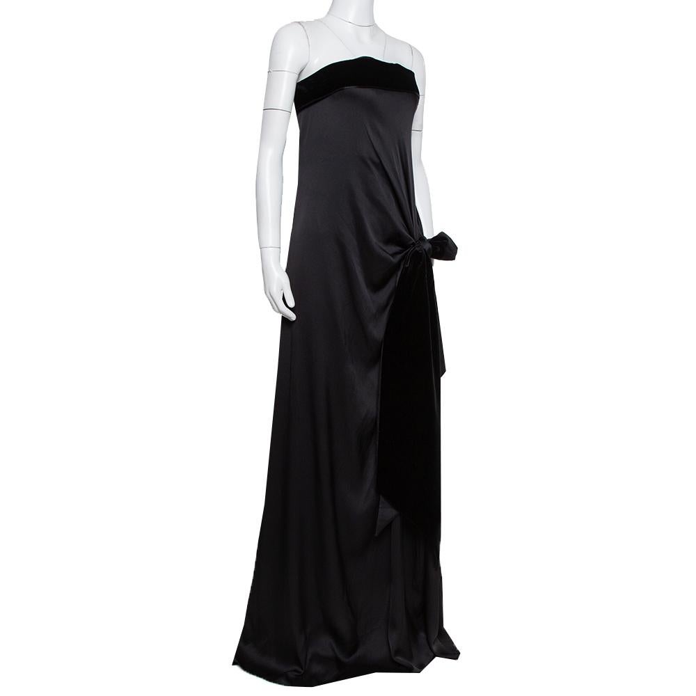Made by expert hands into a design that is nothing short of wondrous, this strapless satin gown from Yves Saint Laurent Edition Soir is well-imagined and perfectly executed. It has a very artistic appeal with a thigh-high slit delicately held by a